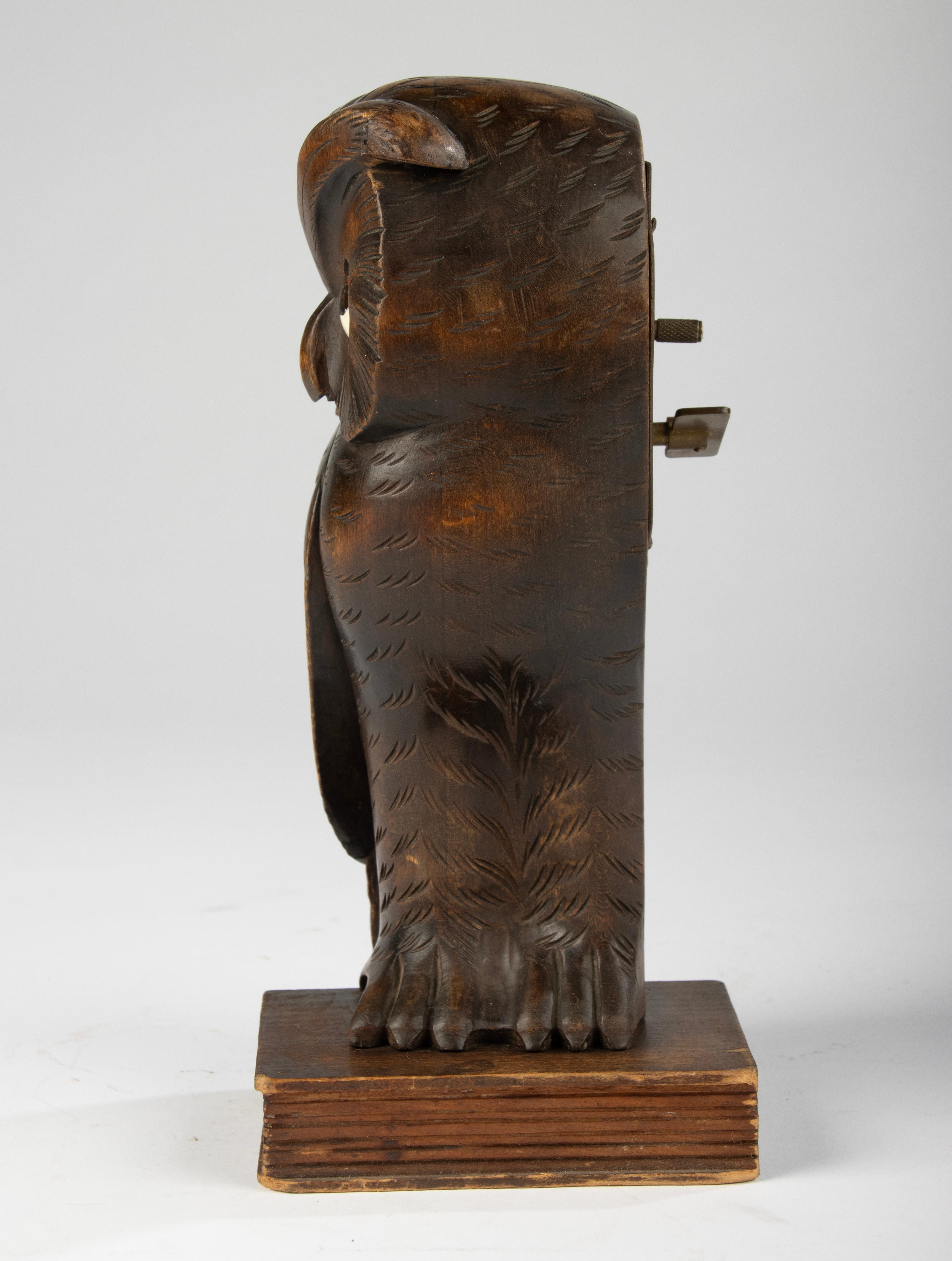 Early 20th Century Owl Clock – Black Forest – Carved Wood – Rolling Eyes For Sale 1