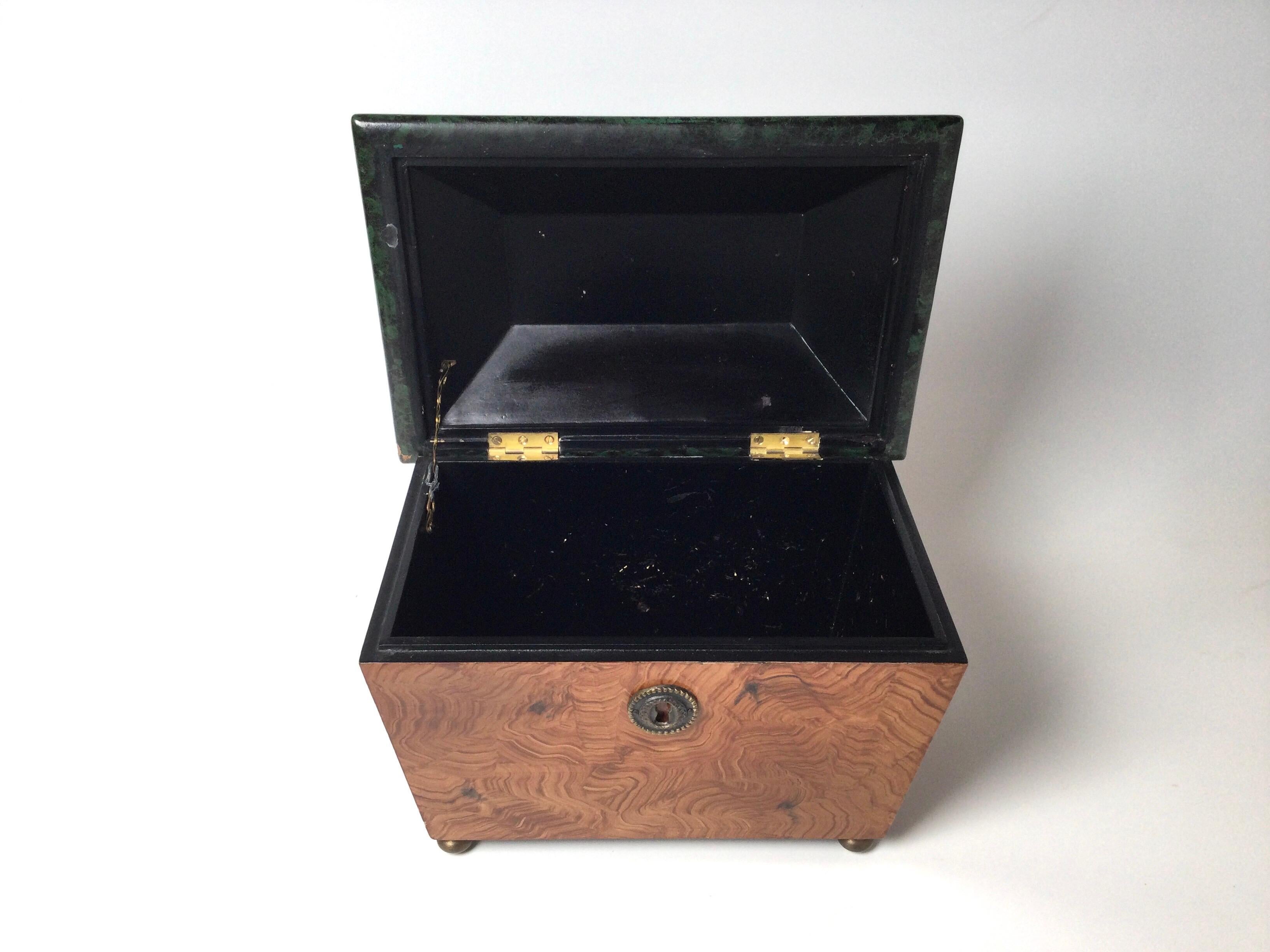 Bemalte, hochkarätige Schachtel aus dem frühen 20. Jahrhundert im Angebot 1