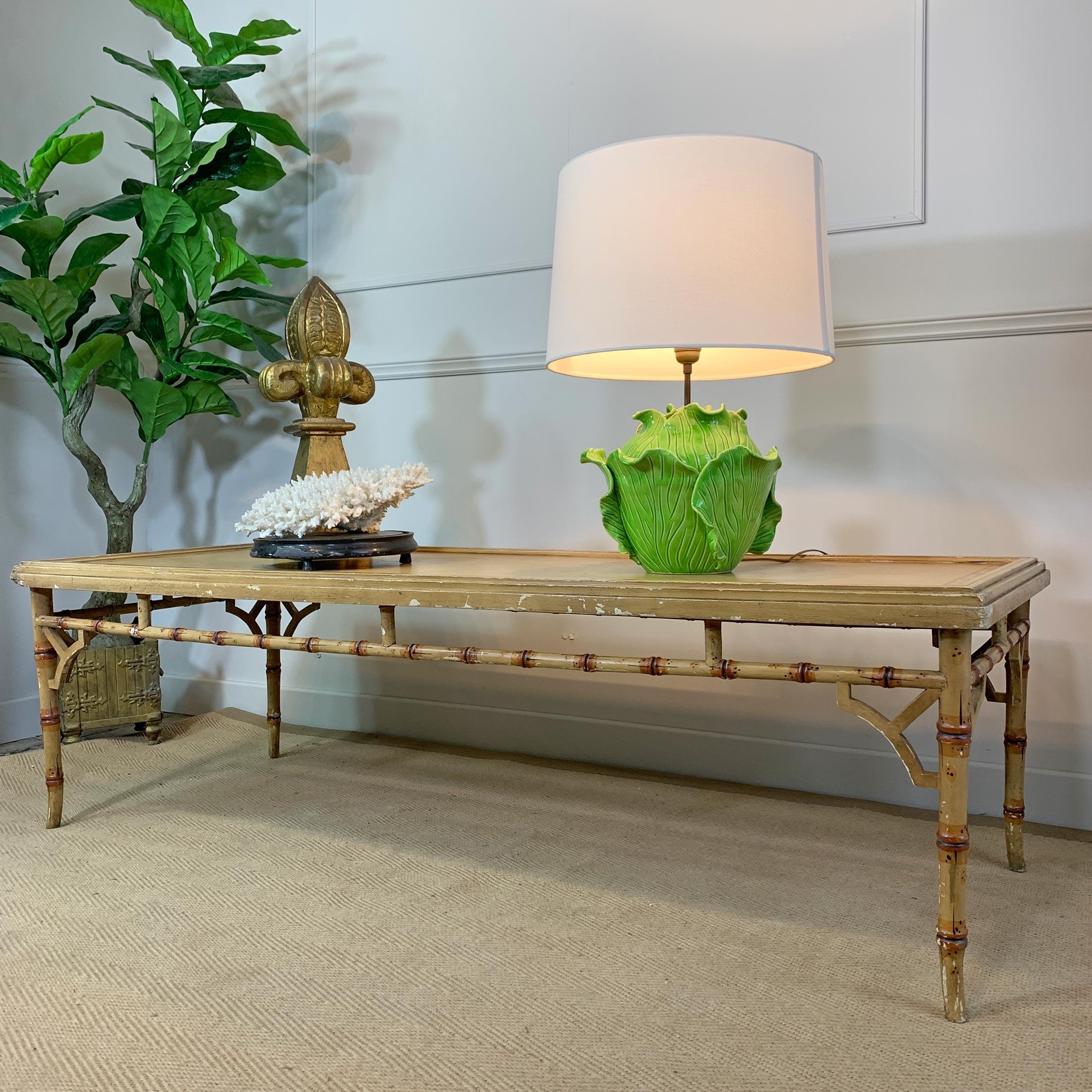 Mesa de centro estilo Chippendale de bambú sintético pintado de principios del siglo XX en venta 4