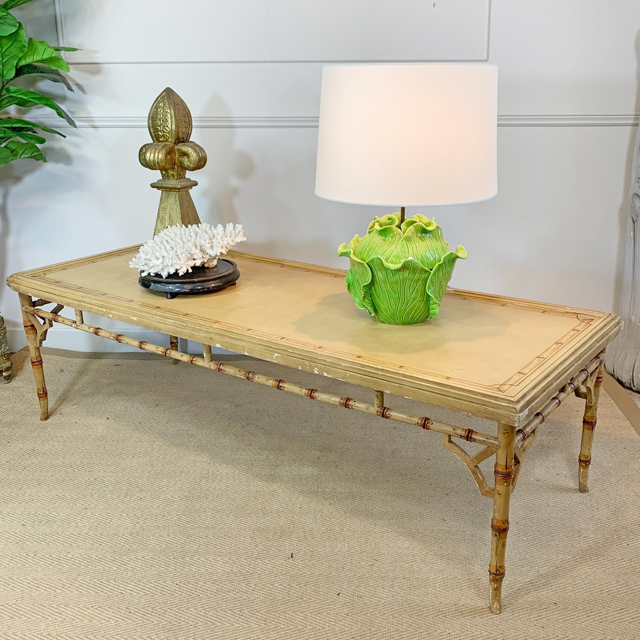 Mesa de centro estilo Chippendale de bambú sintético pintado de principios del siglo XX en venta 6