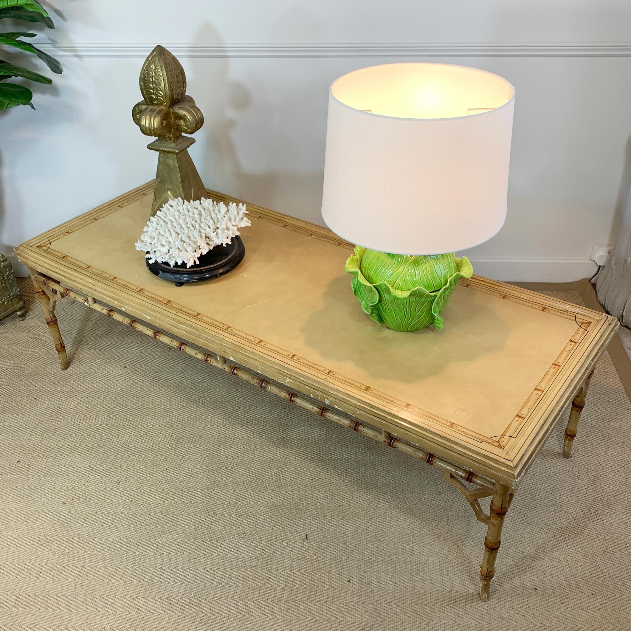 Mesa de centro estilo Chippendale de bambú sintético pintado de principios del siglo XX en venta 1