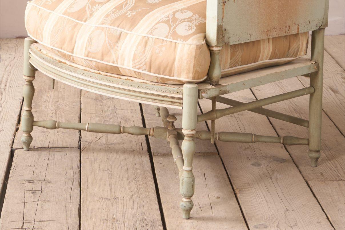 Tappezzeria Poltrona wingback con struttura dipinta e poggiapiedi abbinato dell'inizio del XX secolo in vendita