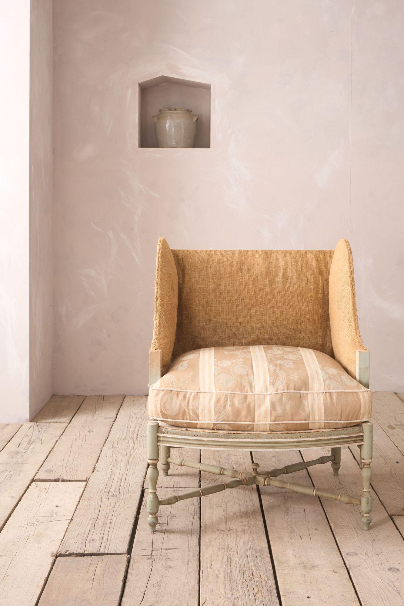 Poltrona wingback con struttura dipinta e poggiapiedi abbinato dell'inizio del XX secolo in vendita 1