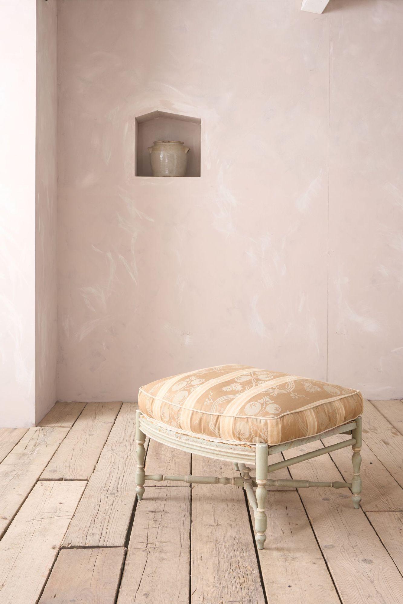 Poltrona wingback con struttura dipinta e poggiapiedi abbinato dell'inizio del XX secolo in vendita 4