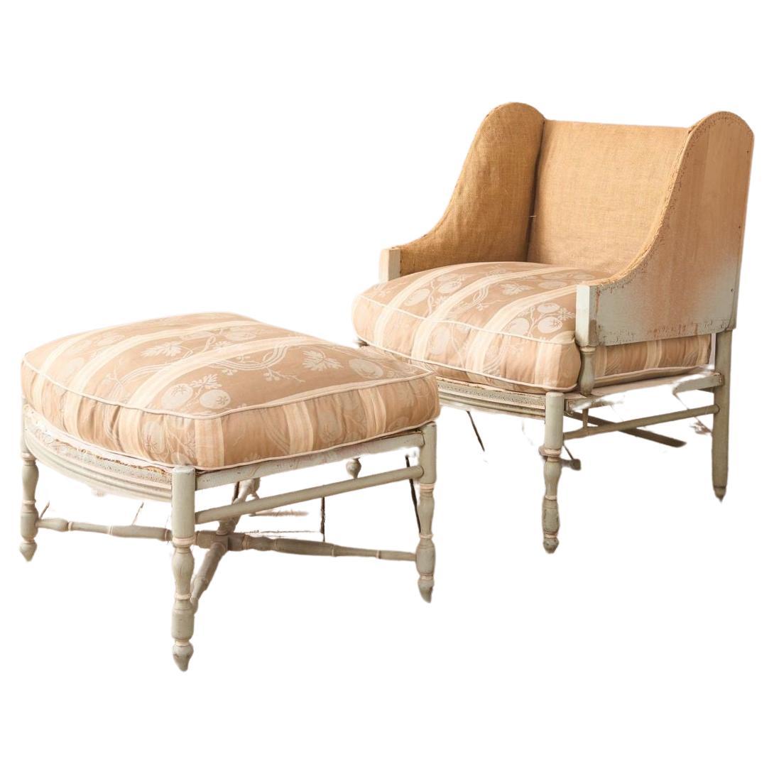 Poltrona wingback con struttura dipinta e poggiapiedi abbinato dell'inizio del XX secolo in vendita