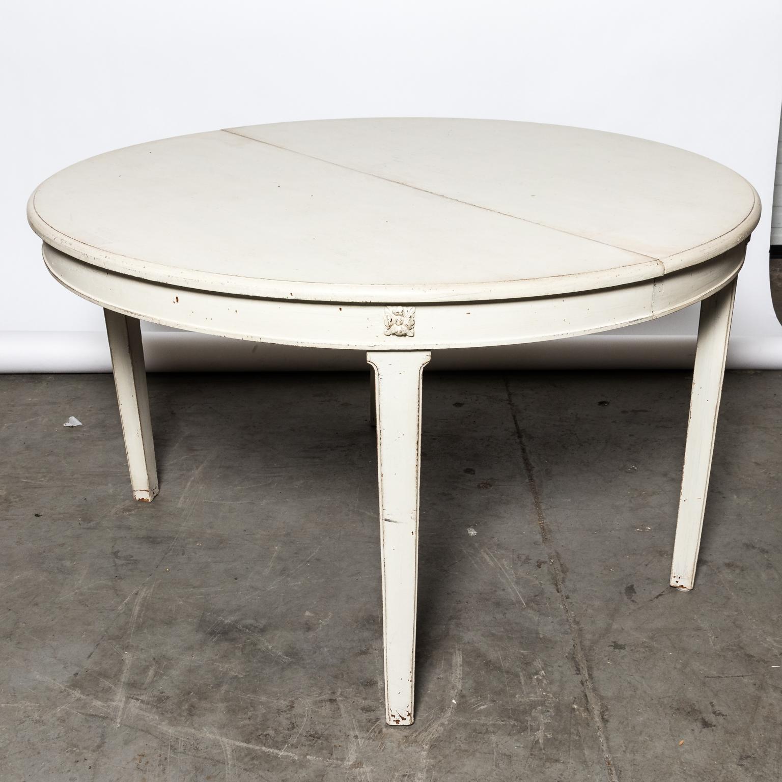 Early 20th Century Painted Gustavian Style Extension Table In Good Condition In Stamford, CT