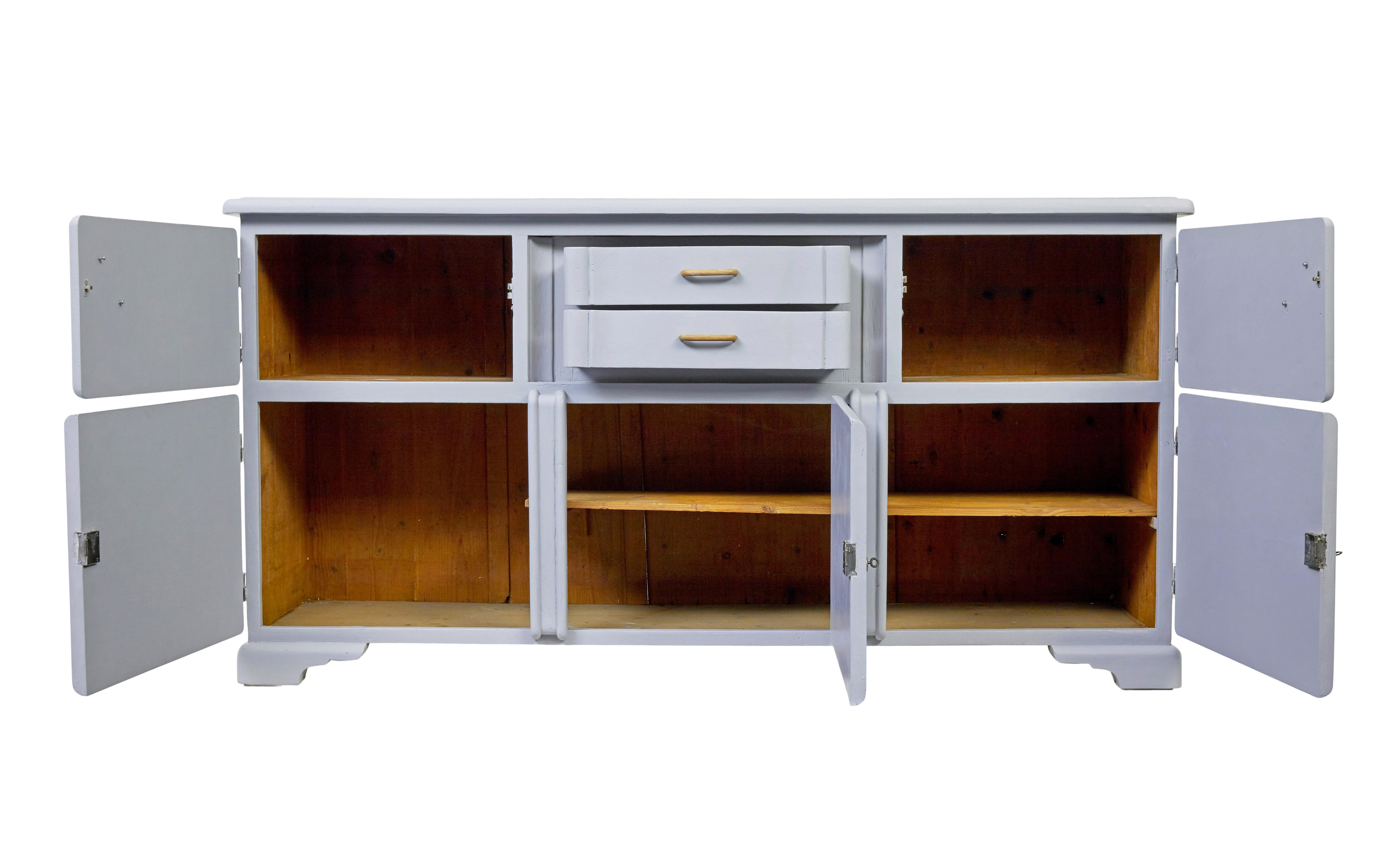 Credenza da cucina in pino dipinto dei primi del Novecento, circa 1920.

Un mobile di buona qualità che abbiamo trovato durante i nostri viaggi in Scandinavia.  Si presta perfettamente come credenza da cucina.  2 cassetti centrali sagomati,