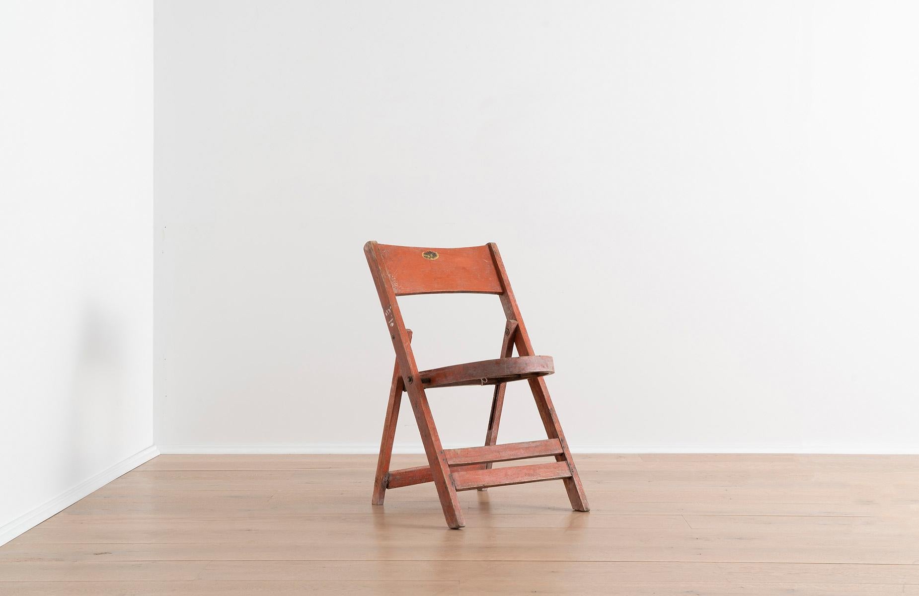 Diese orangefarbenen Holzstühle lassen sich für die Aufbewahrung perfekt flach zusammenklappen und zu einer stabilen Sitzfläche öffnen. Sie sind ein wunderbares Beispiel für einfaches, amerikanisches Design. Amerikanische Möbeldesigner haben