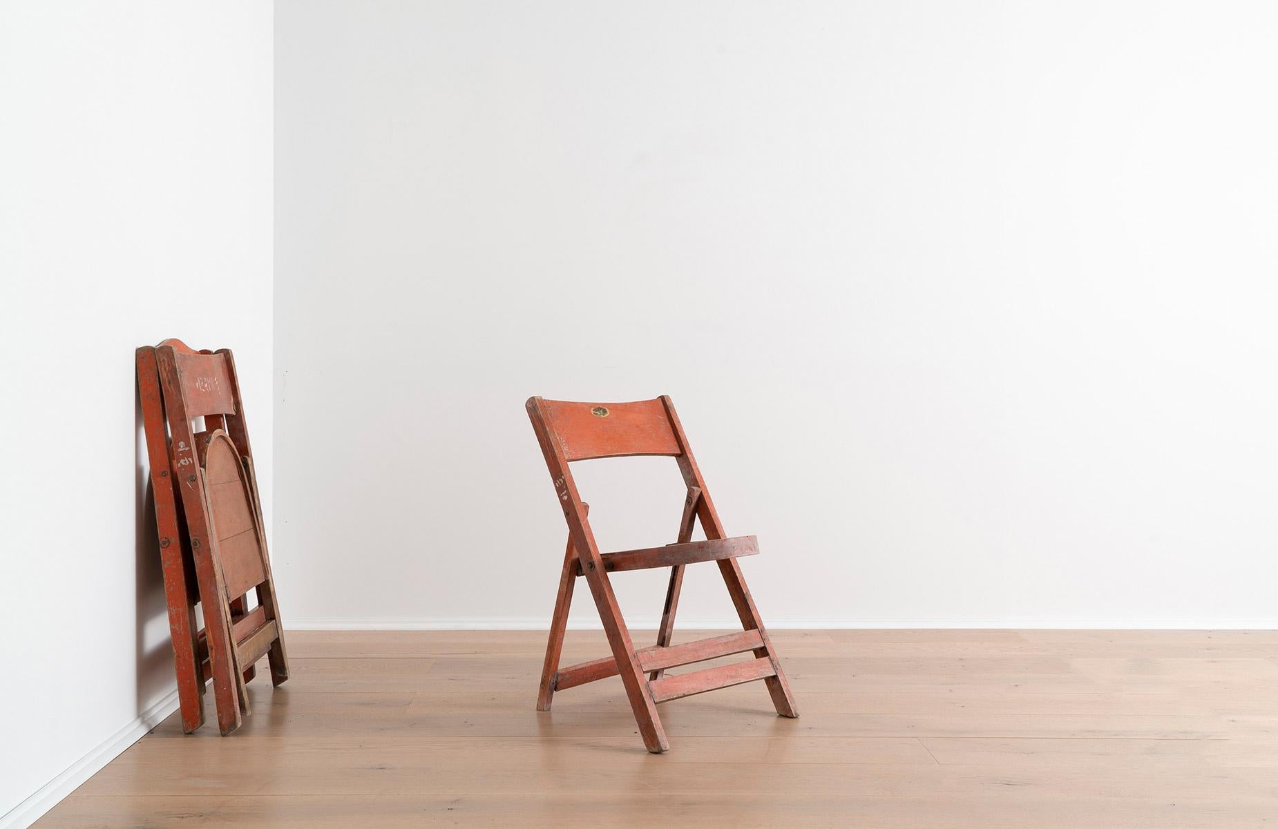 Early 20th Century Painted Orange Folding Chairs, Set of 2 For Sale 1