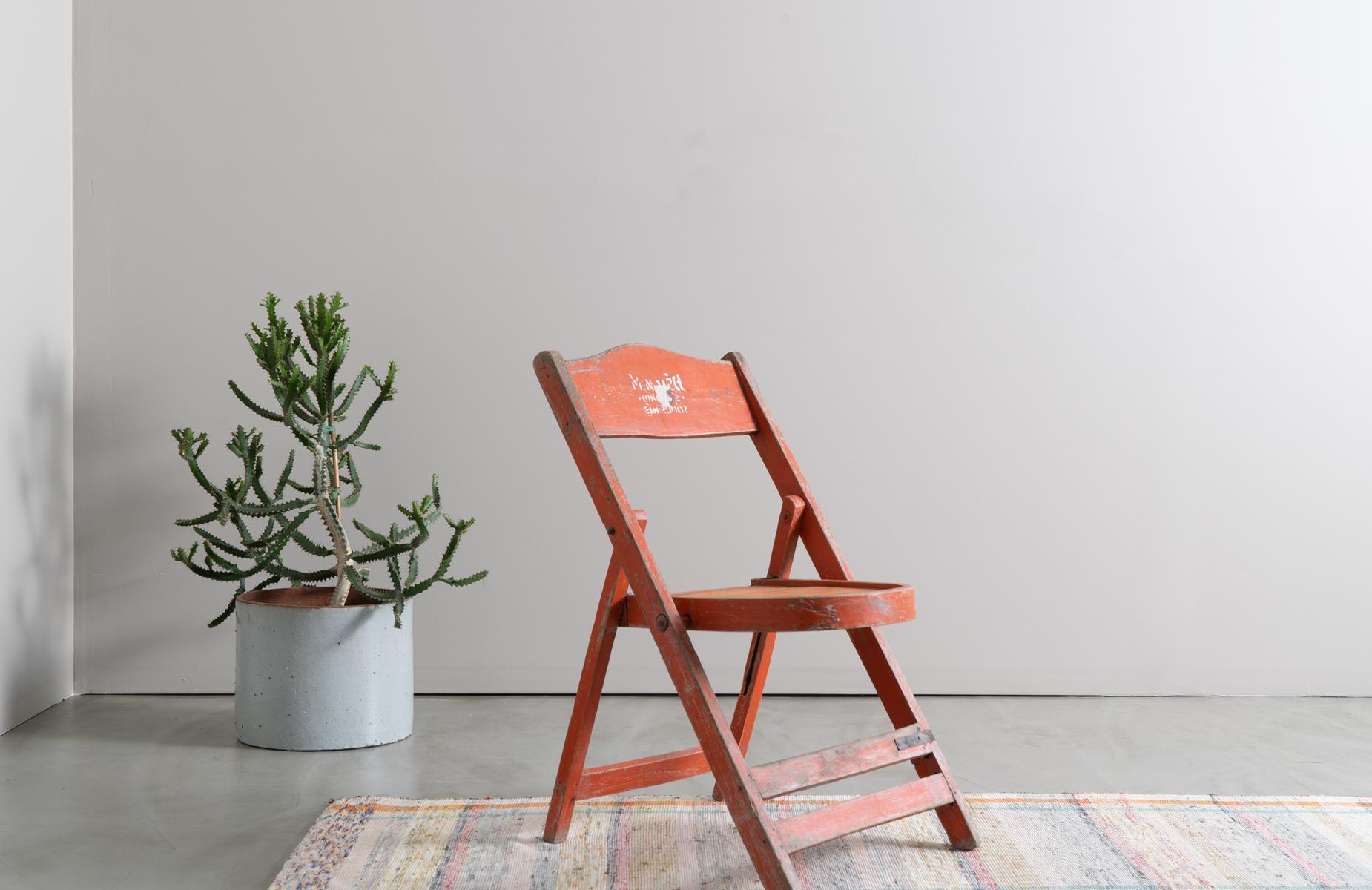 Early 20th Century Painted Orange Folding Chairs, Set of 2 For Sale 2