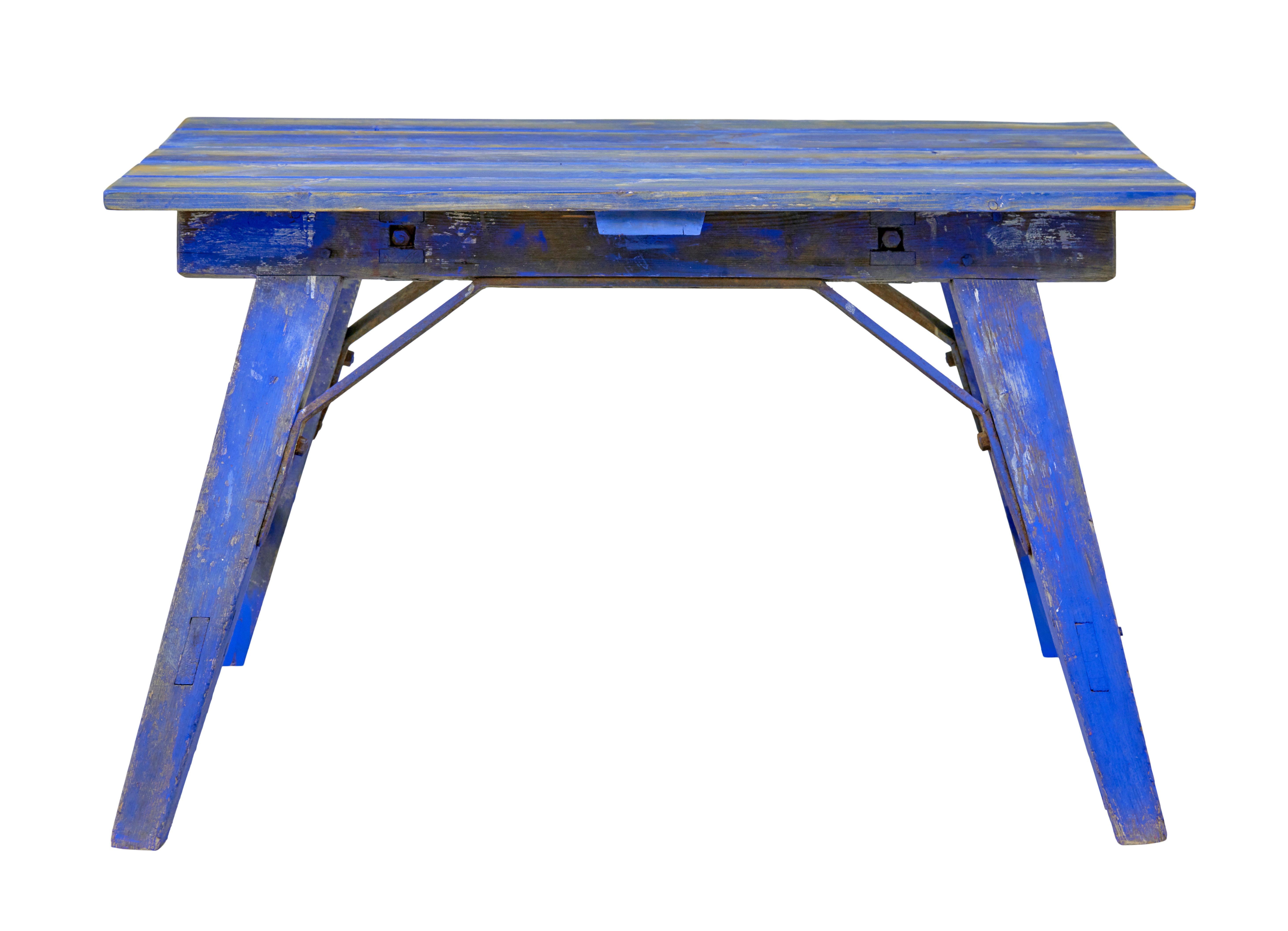 Mesa de trabajo de pino pintado de principios del siglo XX, circa 1900.

Base de mesa industrial pintada con llamativa pintura azul original, presentada con una tapa de pino asociada, que se habría realizado a mediados del siglo XX.

Sería ideal