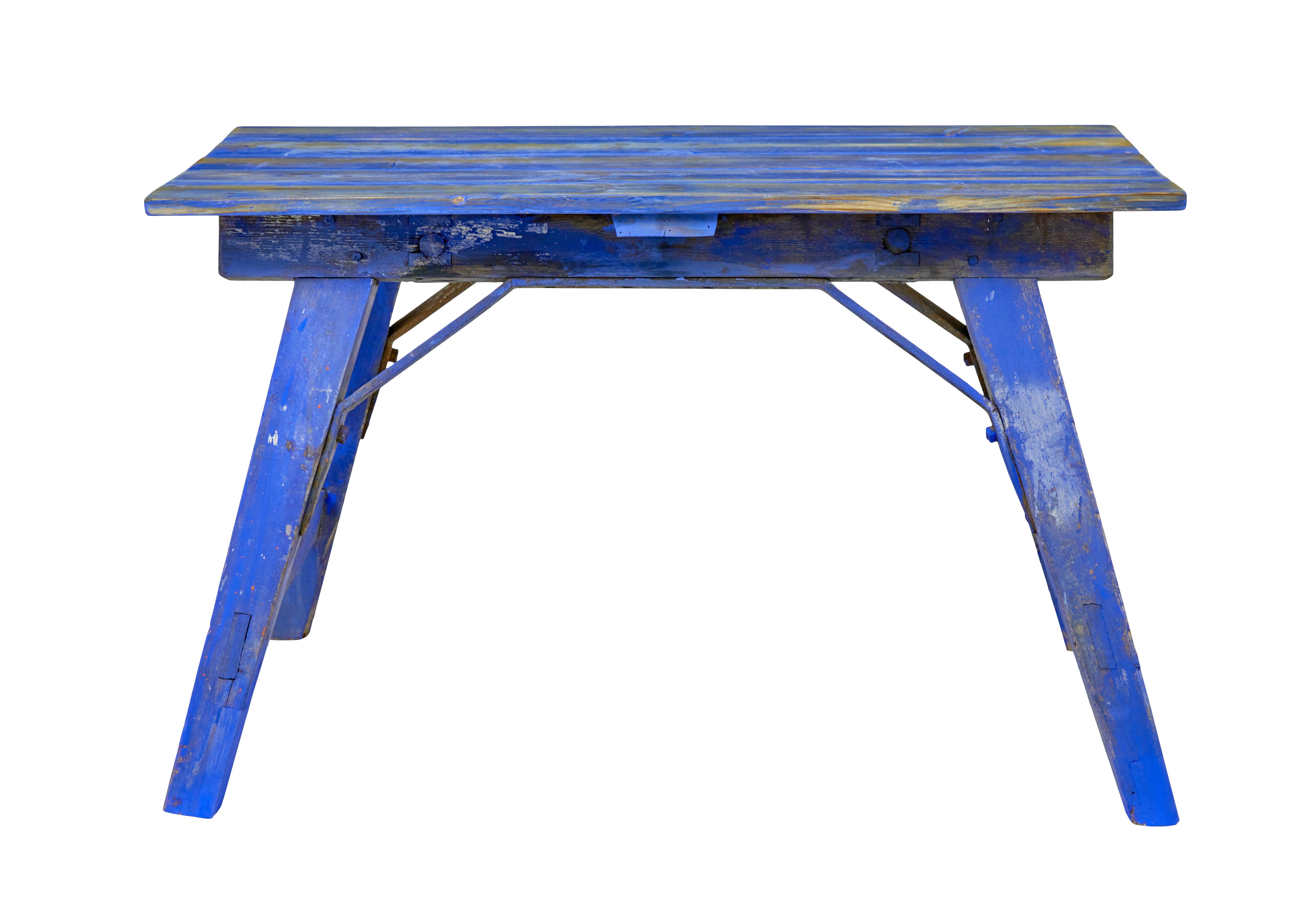 Mesa de trabajo de pino pintado de principios del siglo XX Sueco en venta