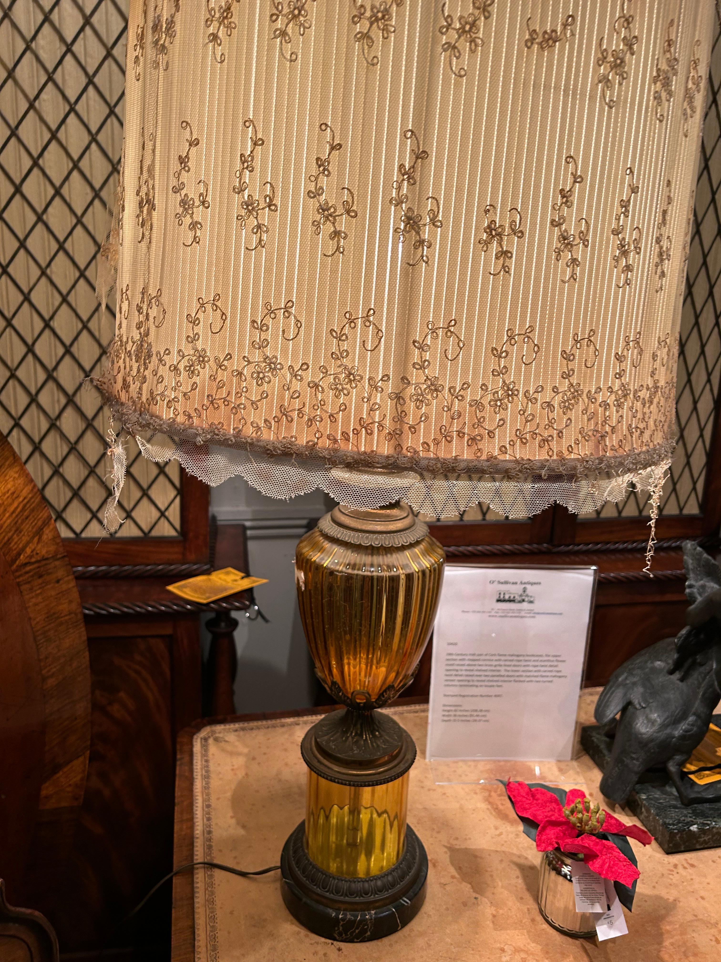 Frühes 20. Jahrhundert Paar Bernsteinglas & Bronze-Lampen (Neoklassisch) im Angebot