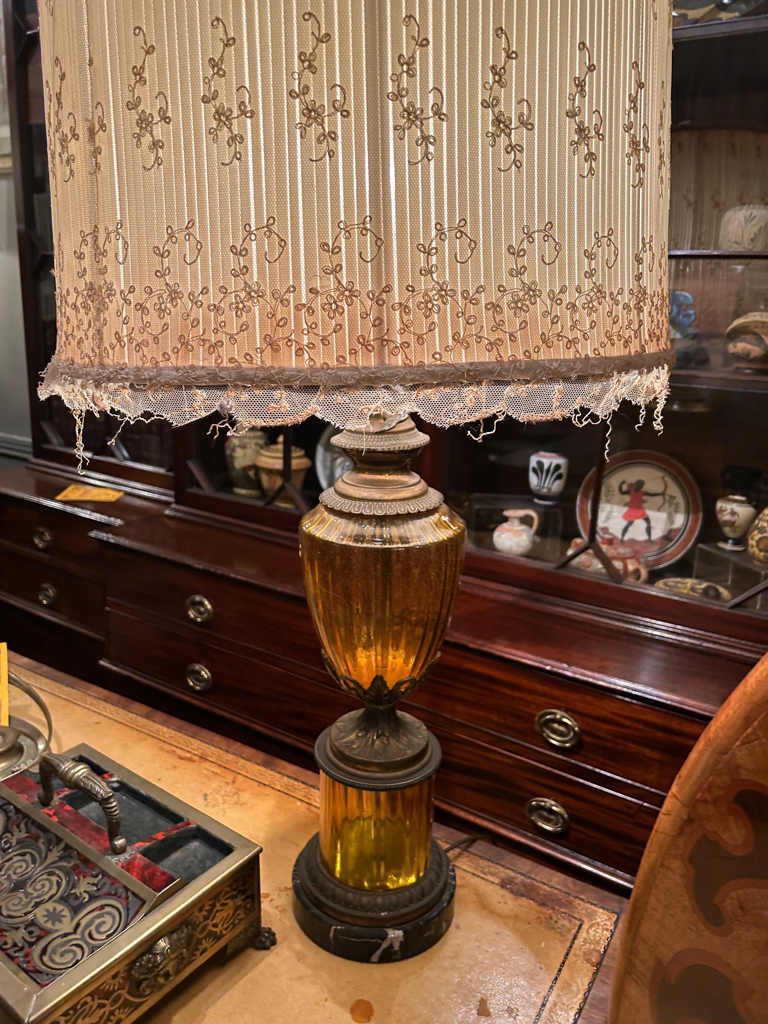 Frühes 20. Jahrhundert Paar Bernsteinglas & Bronze-Lampen (Englisch) im Angebot