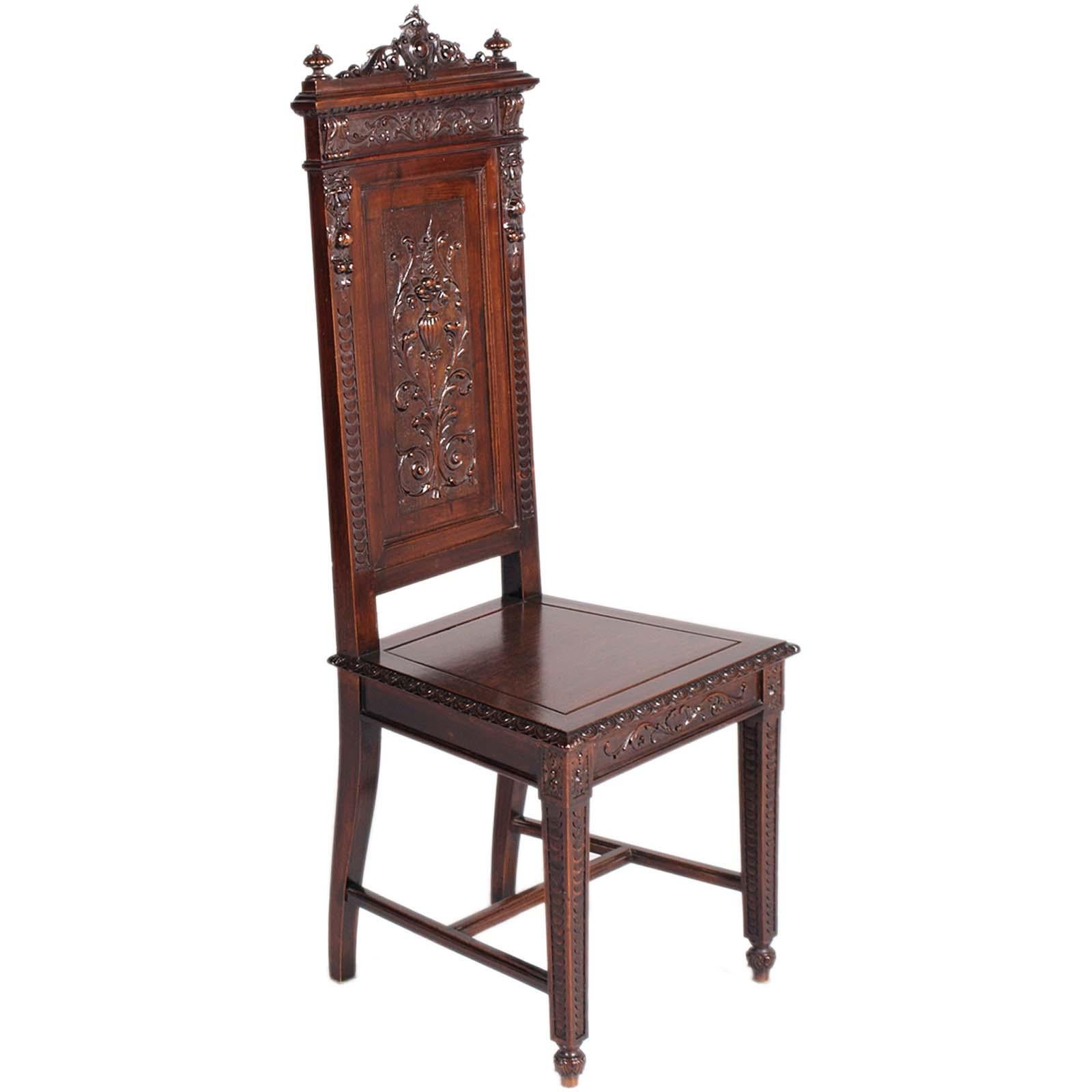 Spectaculaire paire de chaises largement sculptées dans le style éclectique de la période Art Nouveau par les frères Testolini de Venise. En noyer sculpté et ébénisé à la main.
Grâce à leur élégance et à leur raffinement, ils embellissent tout type