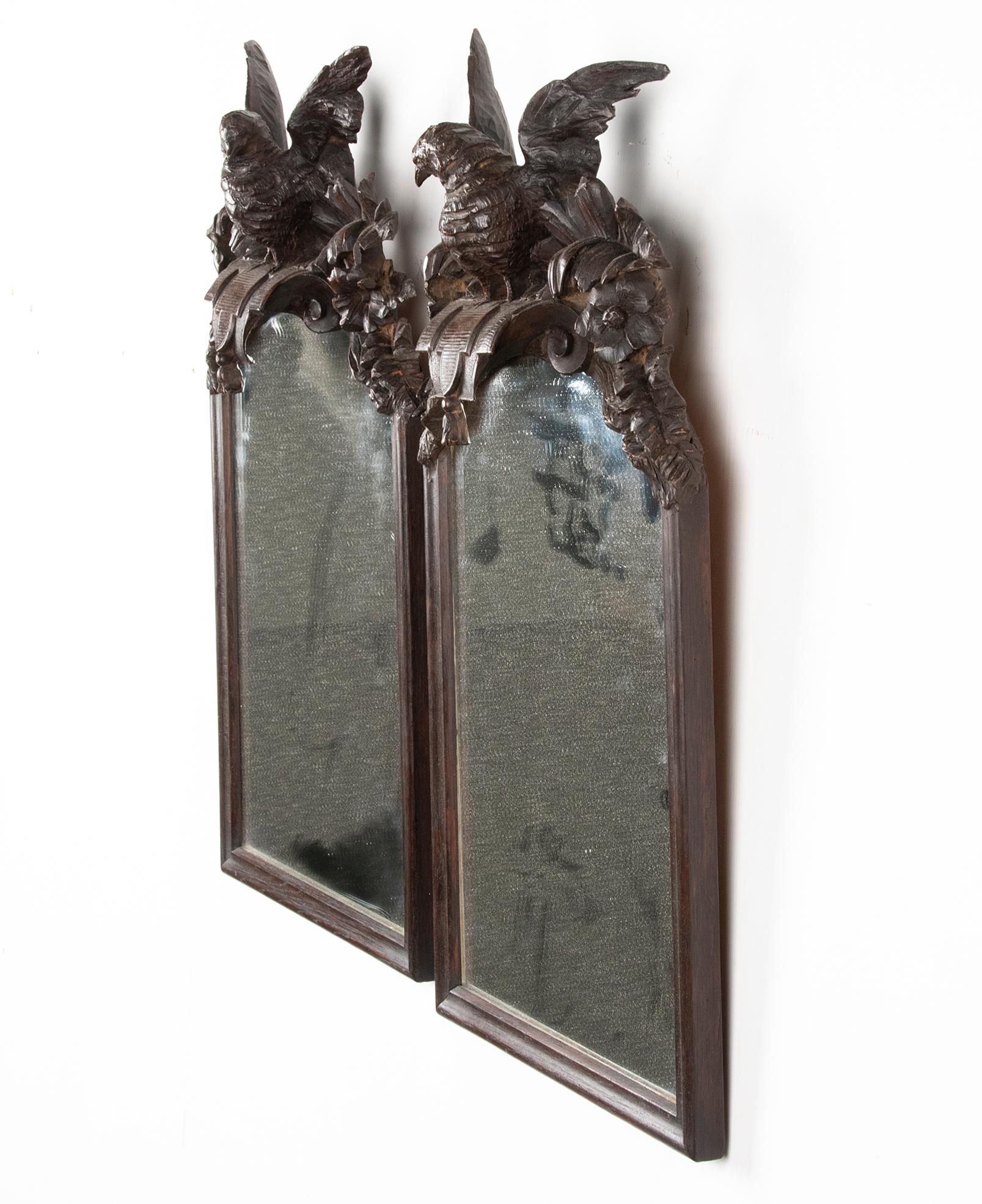 Français Paire de miroirs sculptés en chêne de style Forêt-Noire, sculptés à la main, début du XXe siècle en vente