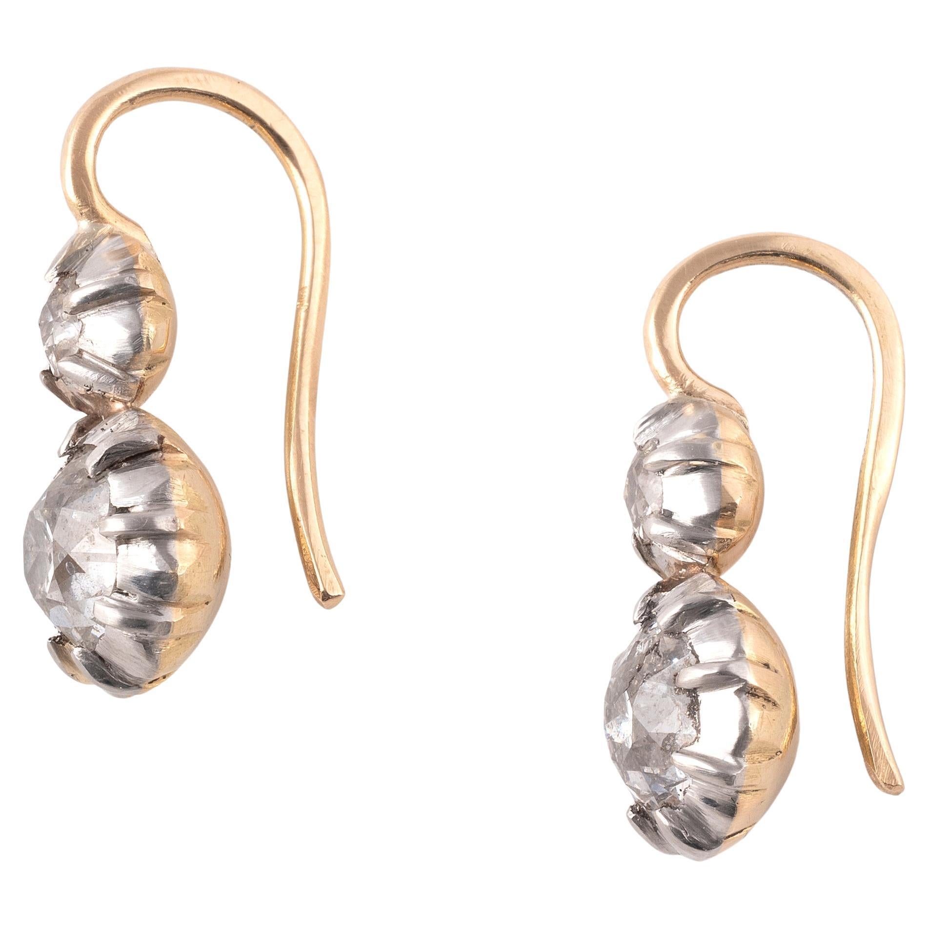 Paire de boucles d'oreilles en diamant du début du 20e siècle, les deux diamants de taille ancienne en forme de coussin, chacun suspendu à un diamant de taille ancienne plus petit, les diamants sont estimés à 2,75 carats au total pour la paire, tous