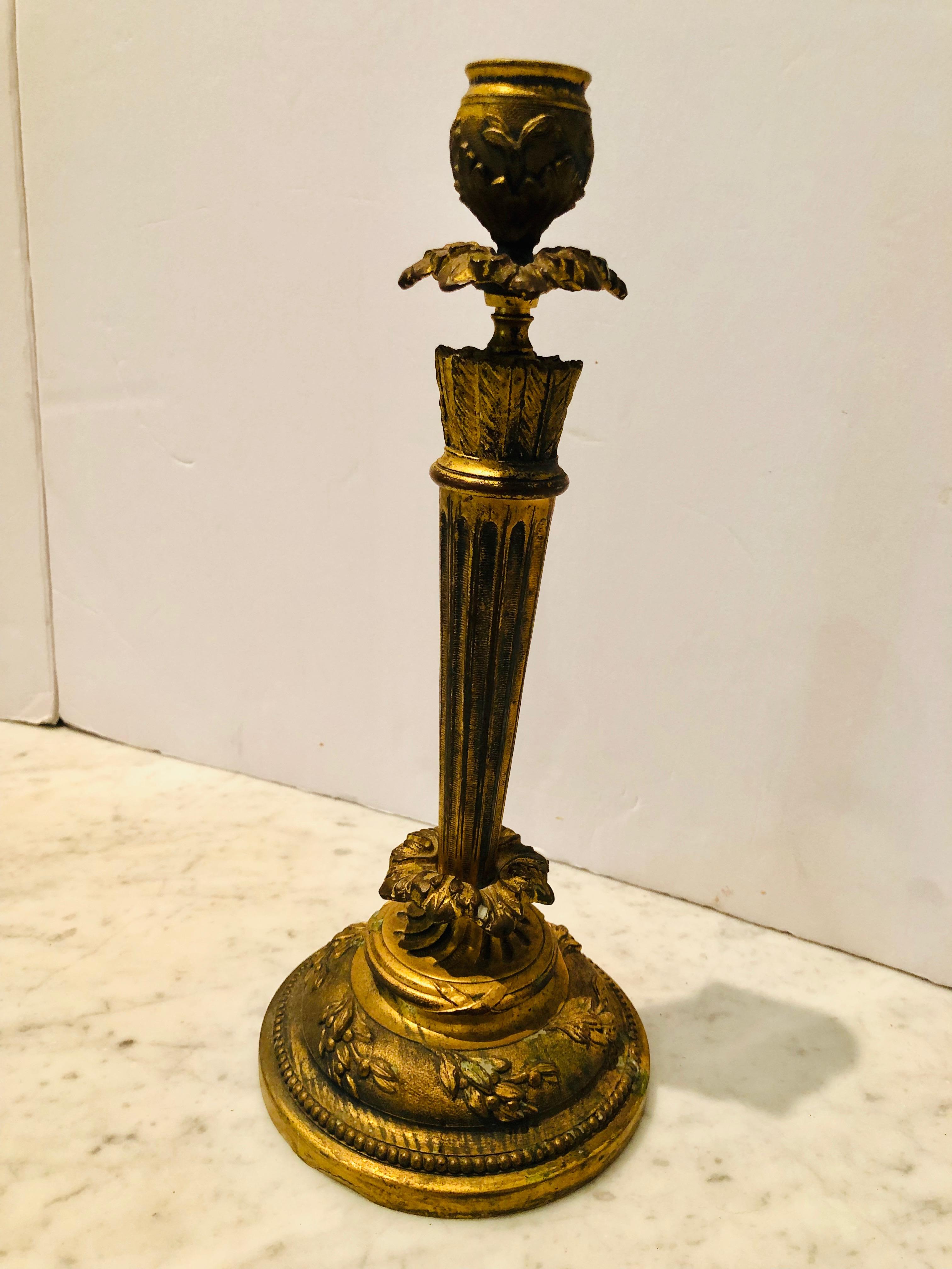Paar antike Bronze-Kerzenständer des frühen 20. Jahrhunderts (Französisch) im Angebot