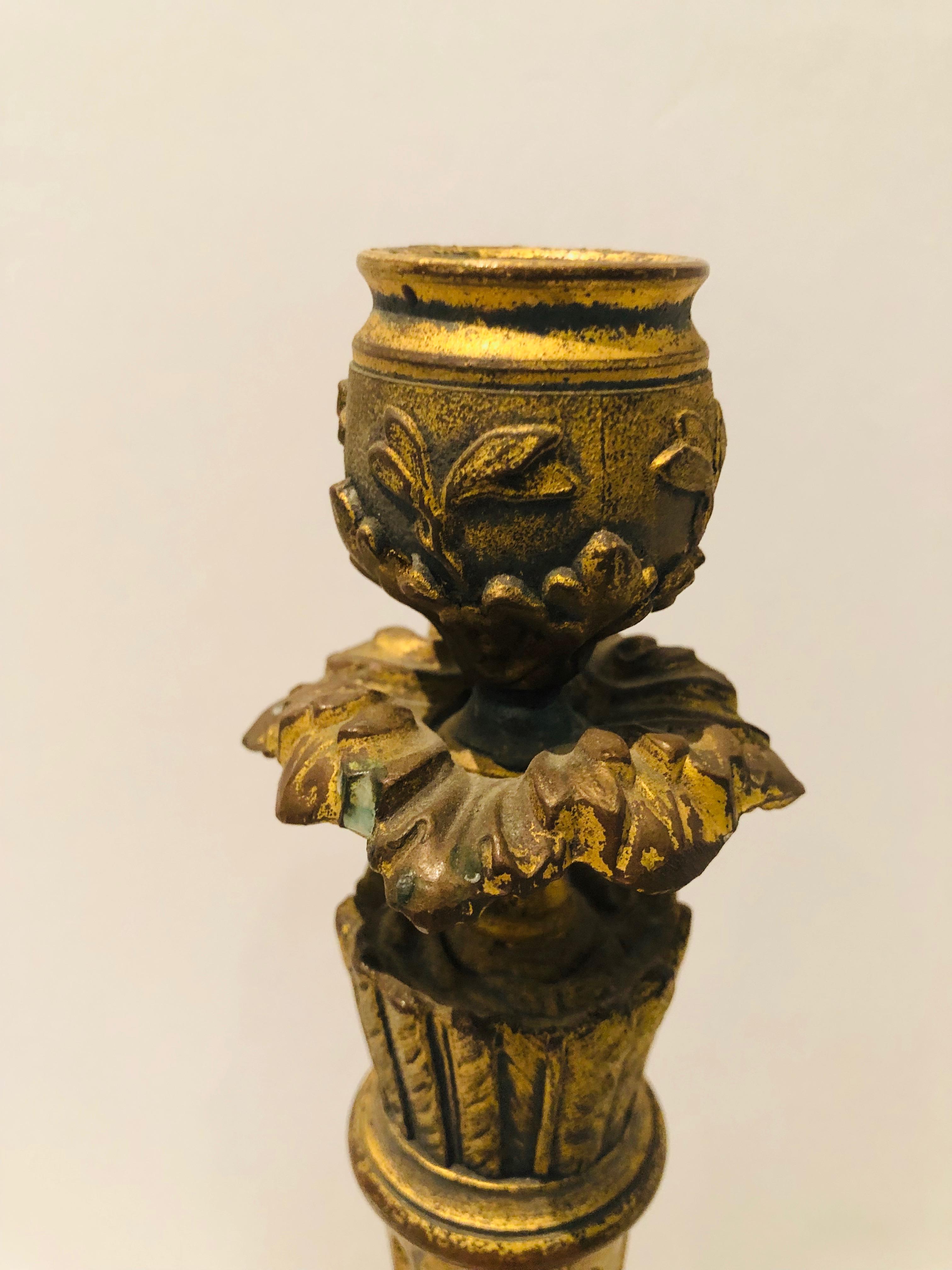 Paar antike Bronze-Kerzenständer des frühen 20. Jahrhunderts im Angebot 2