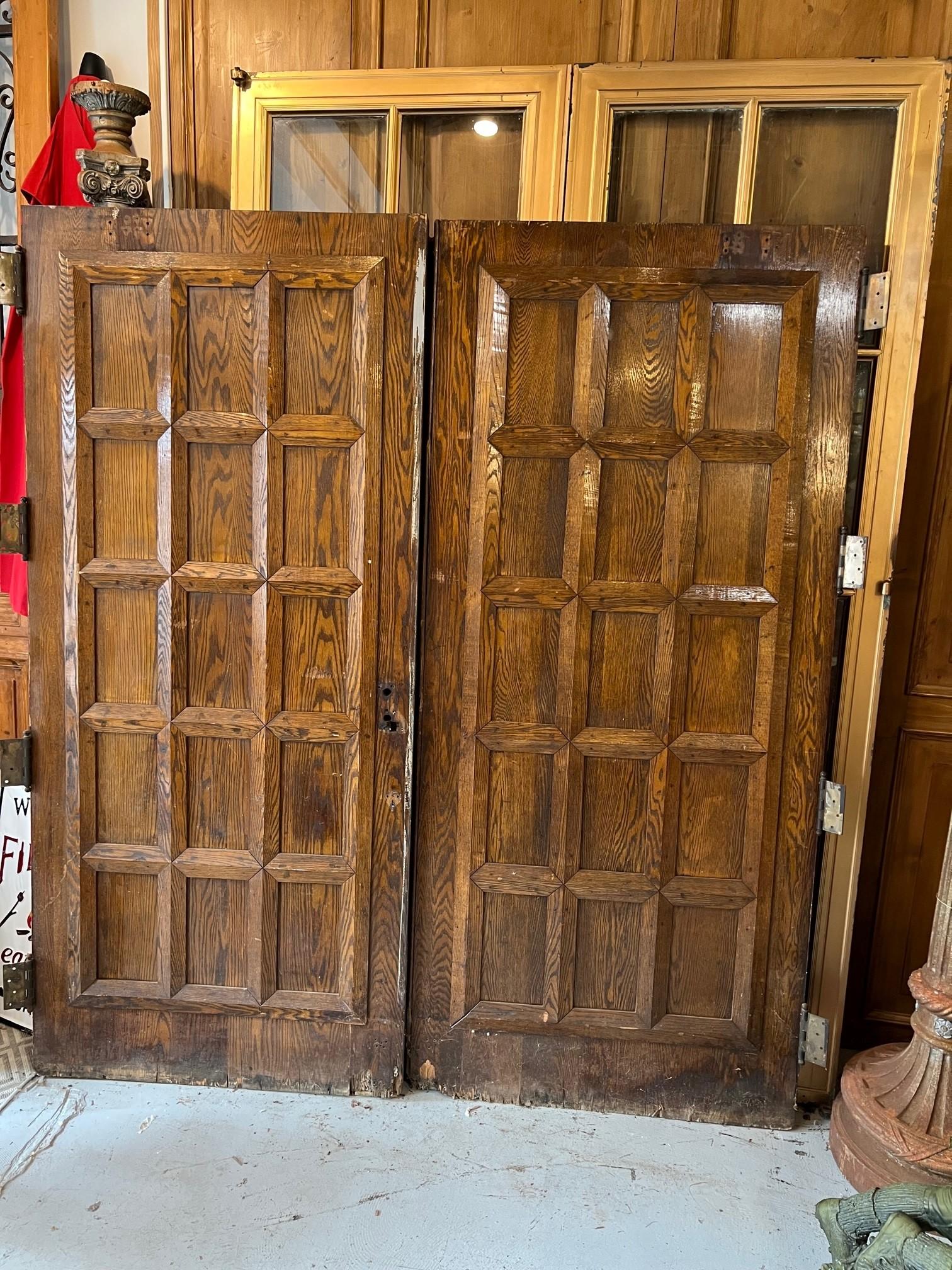 Paire de portes anciennes en bois à panneaux du début du 20e siècle en vente 2
