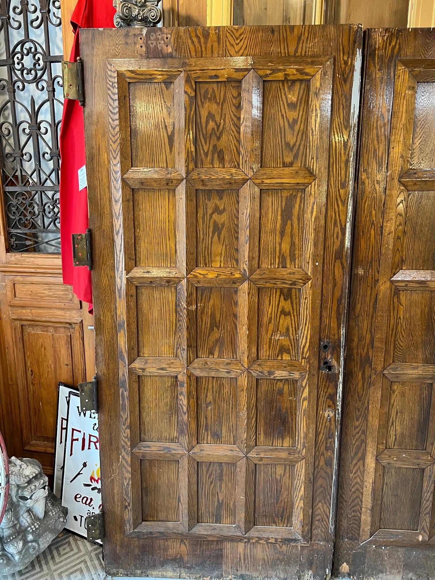 Paire de portes anciennes en bois à panneaux du début du 20e siècle en vente 3