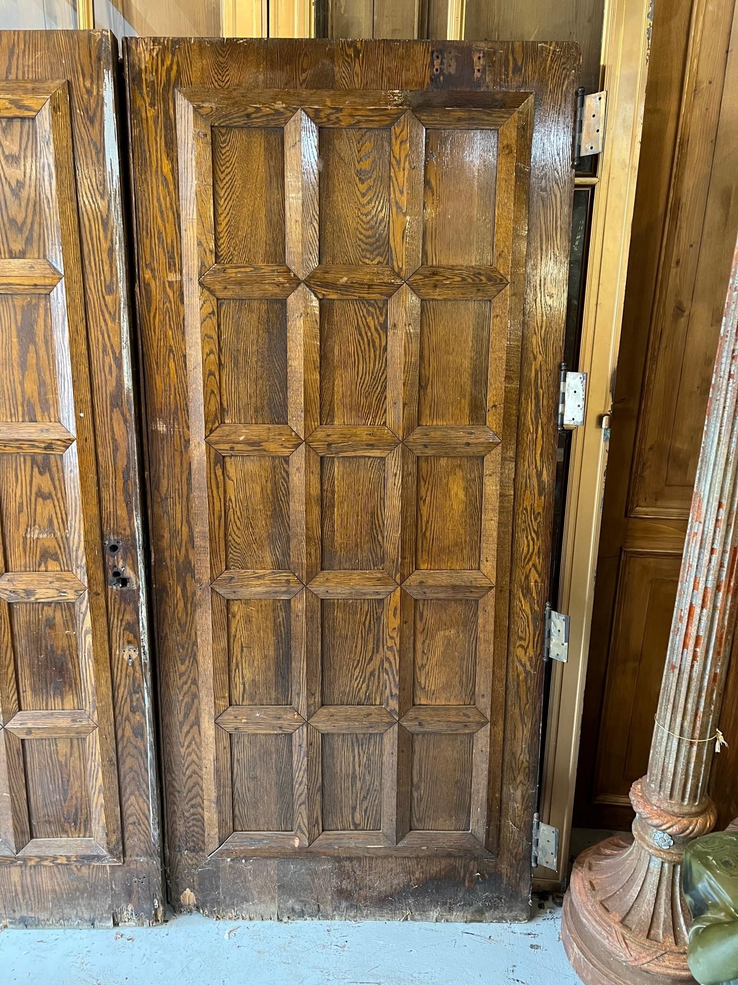 Paire de portes anciennes en bois à panneaux du début du 20e siècle en vente 4
