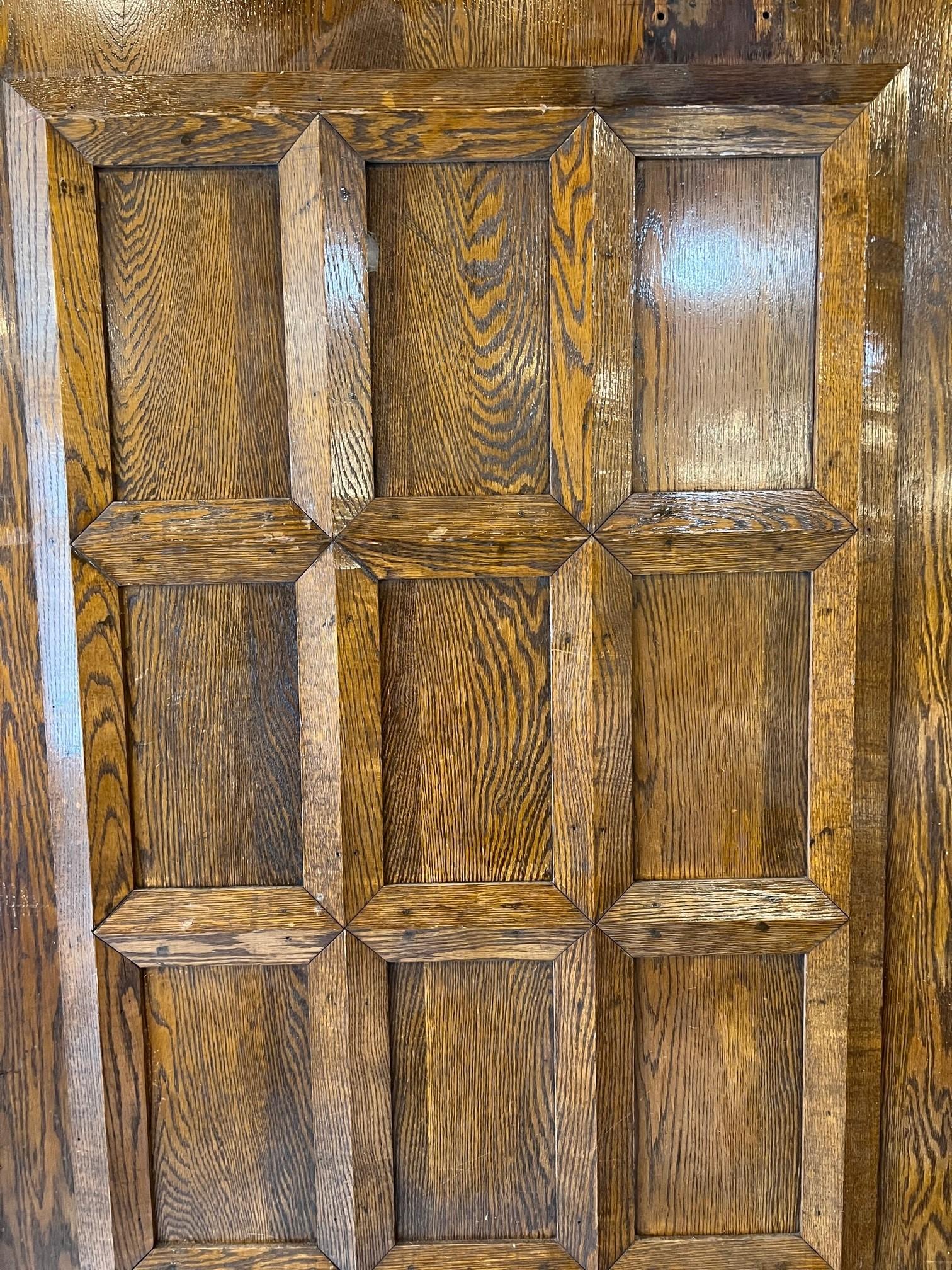 Paire de portes anciennes en bois à panneaux du début du 20e siècle en vente 5