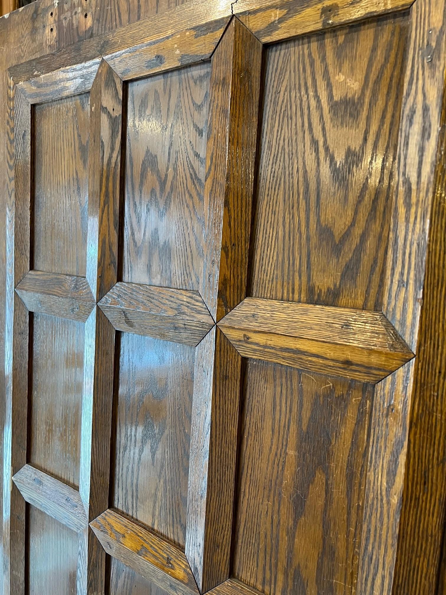 Paire de portes anciennes en bois à panneaux du début du 20e siècle en vente 7