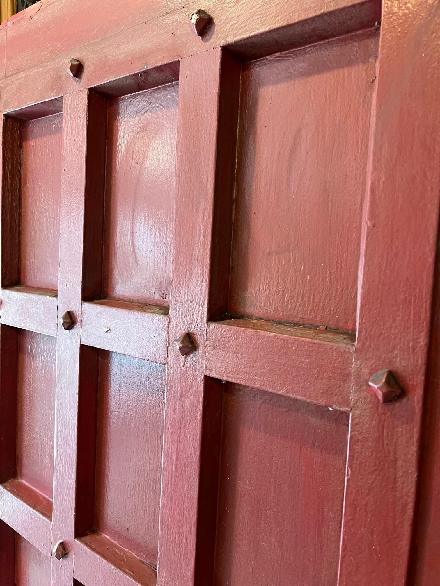 Américain Paire de portes anciennes en bois à panneaux du début du 20e siècle en vente