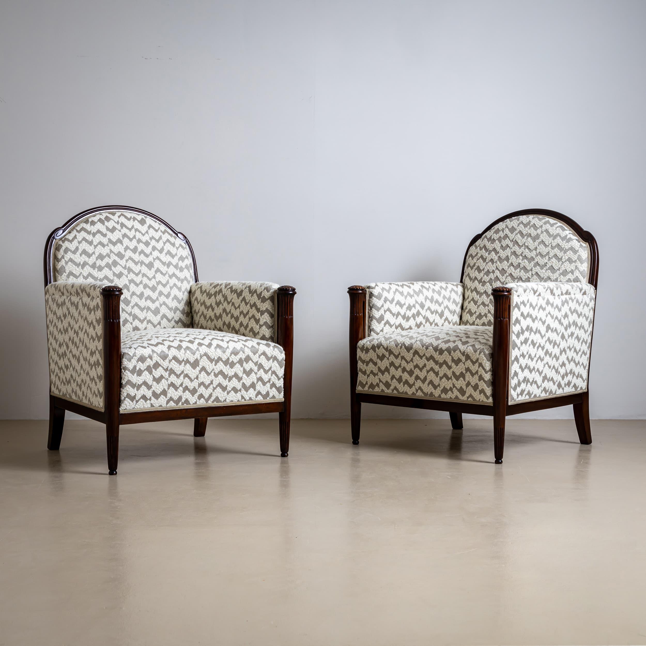 Pareja de elegantes sillones Art Decó, probablemente procedentes de Francia, de hacia 1920. Los respaldos redondeados y los apoyabrazos rectos tapizados crean una silueta equilibrada y refinada.
Las patas delanteras, cónicas y en forma de columna,