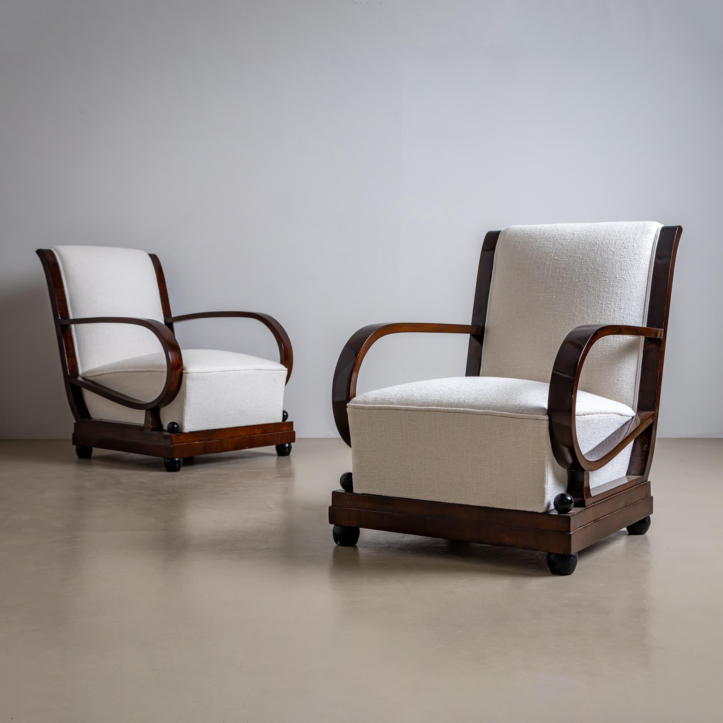 

Paire de fauteuils Art déco sophistiqués des années 1920, avec une structure en hêtre gracieusement courbée et des accoudoirs aux formes élégantes. Les chaises sont ornées de détails sphériques distinctifs, qui ajoutent à leur esthétique