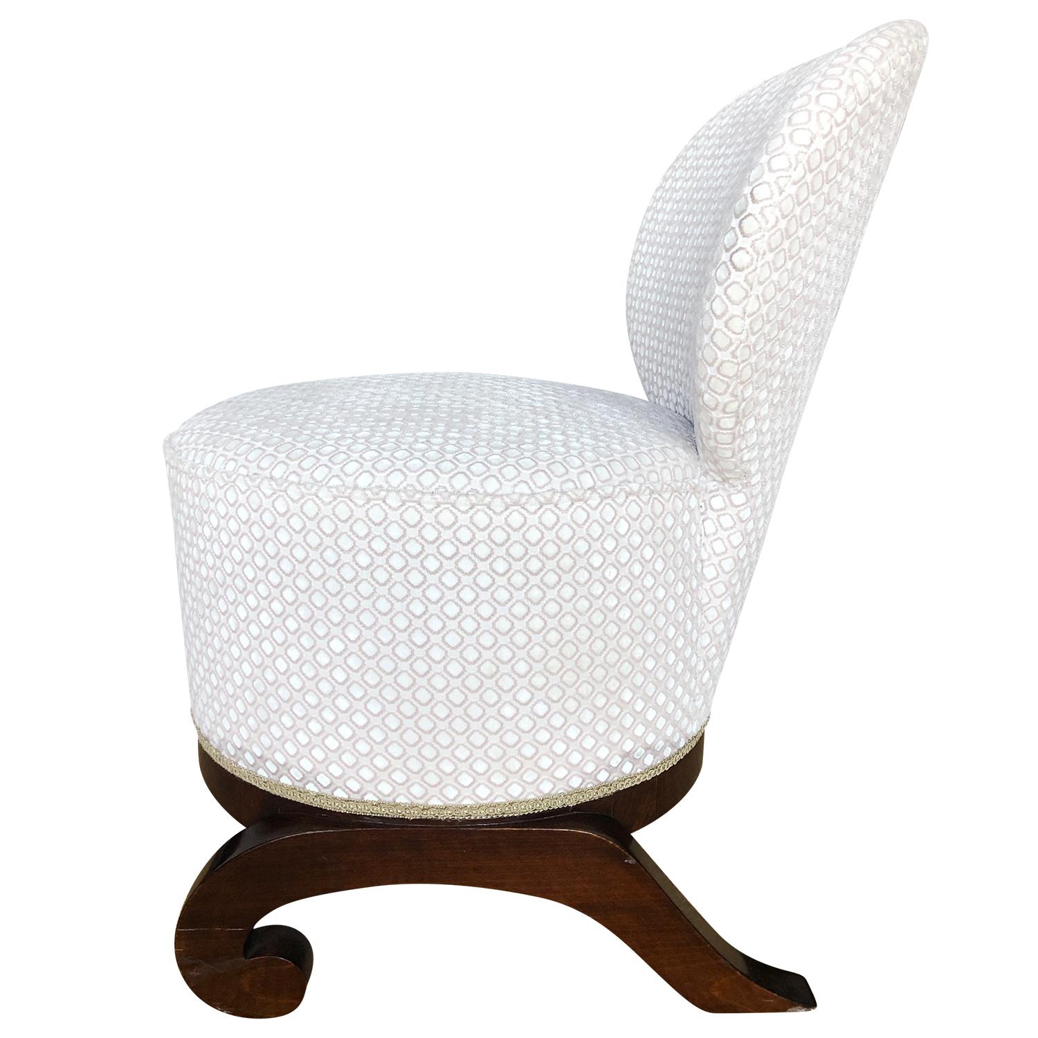 Siglo XX Pareja francesa de tocadores de caoba Art Decó vintage, sillas auxiliares en Bueno estado para la venta en West Palm Beach, FL