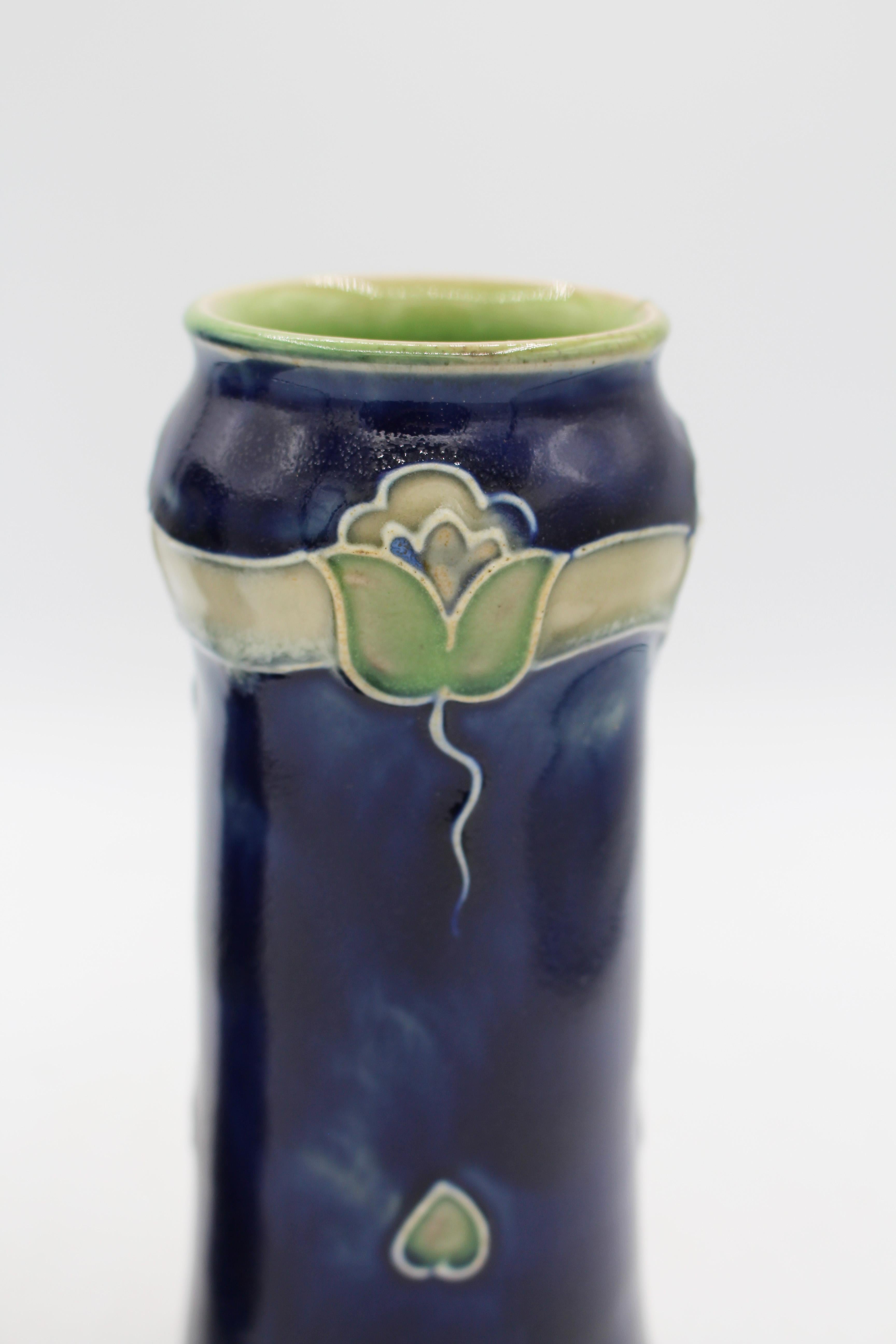 Paire de vases Art nouveau du début du 20e siècle de Royal Doulton. Potter B.N. & # 8123/981. Bessi Newbery artiste pour Royal Doulton. Une bande de nénuphars avec bulbe dans le bleu profond du vase en fait un exemple exceptionnel de design Art