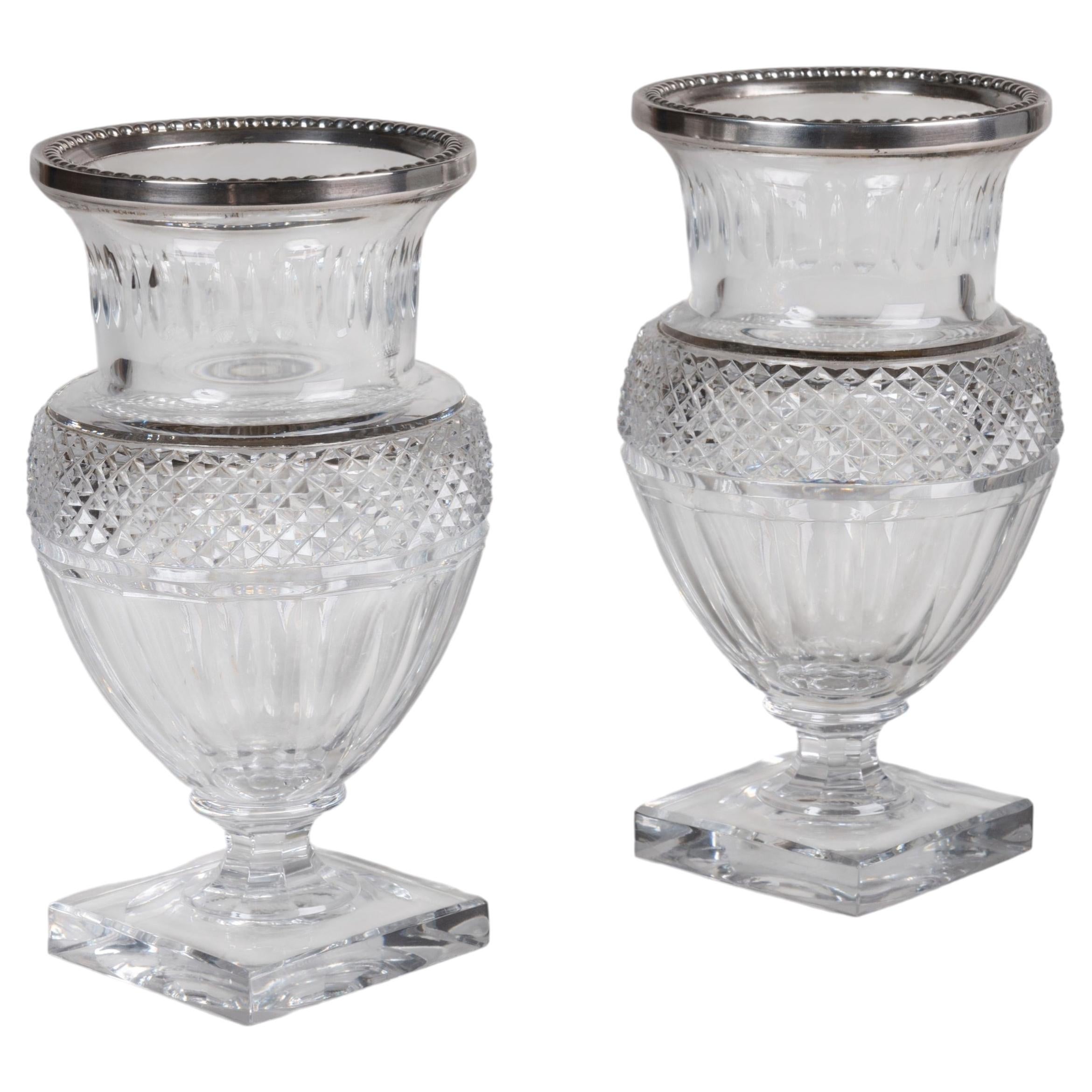 Pareja de búcaros de cristal tallado de principios del siglo XX montados en plata de Baccarat