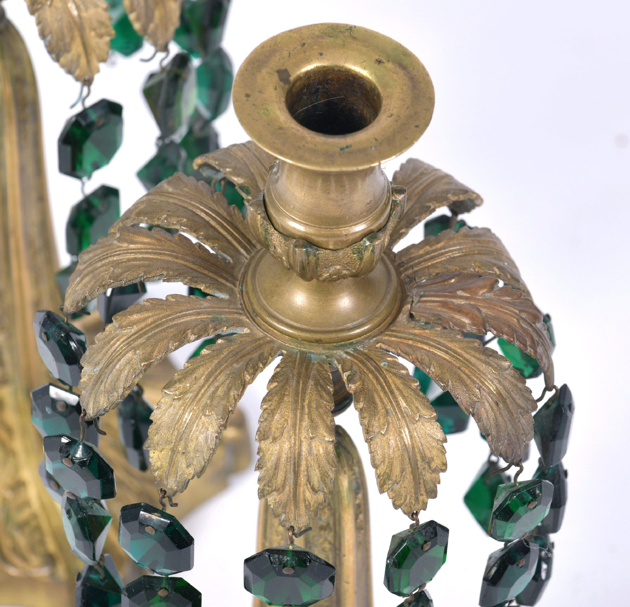 English Early 20th Century Pair of Brass Candlesticks with Green Crystal Drops