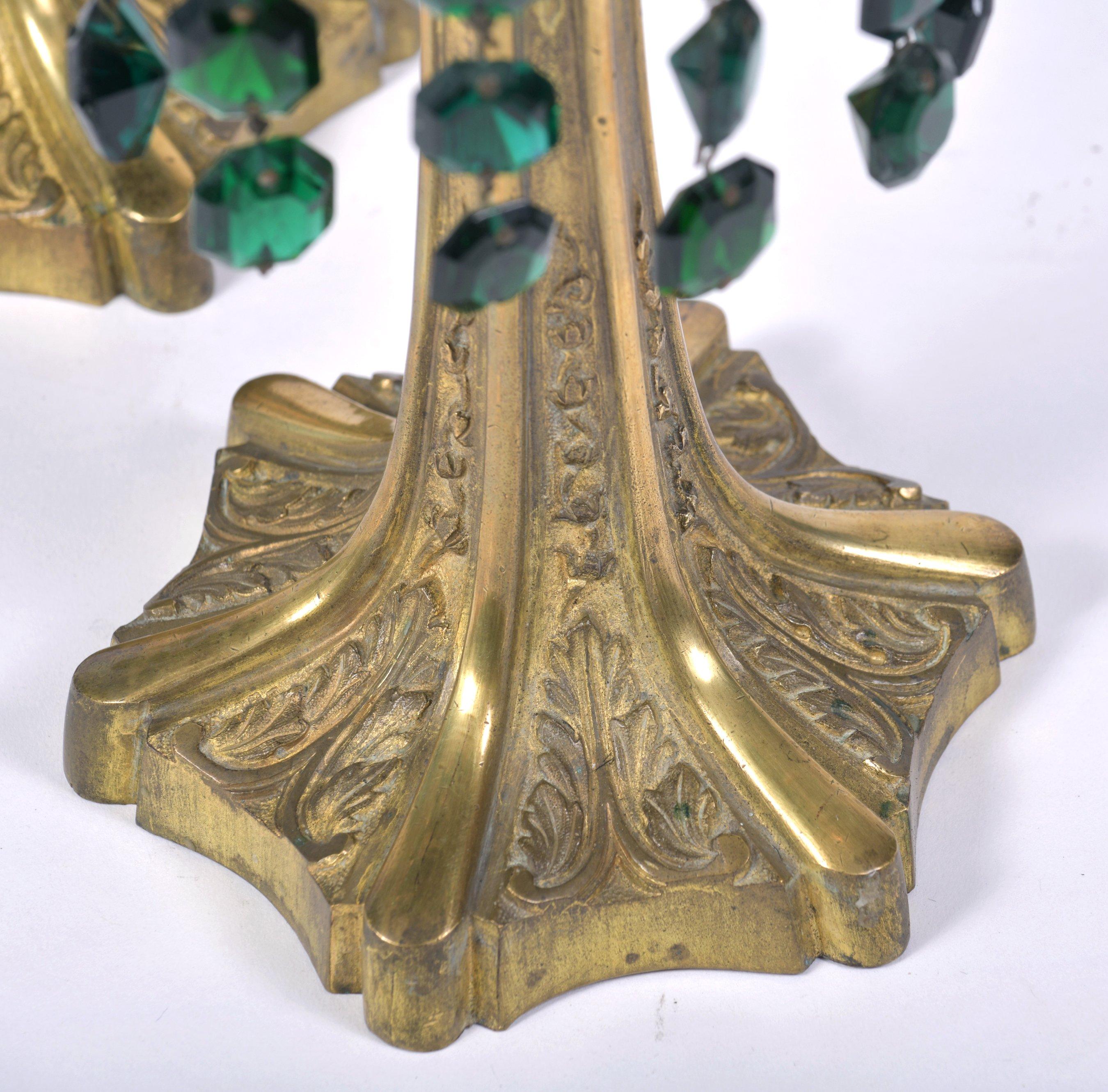 Early 20th Century Pair of Brass Candlesticks with Green Crystal Drops In Good Condition In London, GB