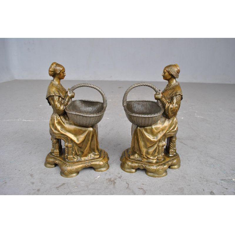 Bronzo e stagno datato 1911 di Jean Baffier, riconosciuto per il suo lavoro sui contadini di Berrichonne. Questa coppia di tasche vuote (differenze nei copricapi e nei piedistalli) è dedicata al suo mecenate Angelo Mariani industriale corso della