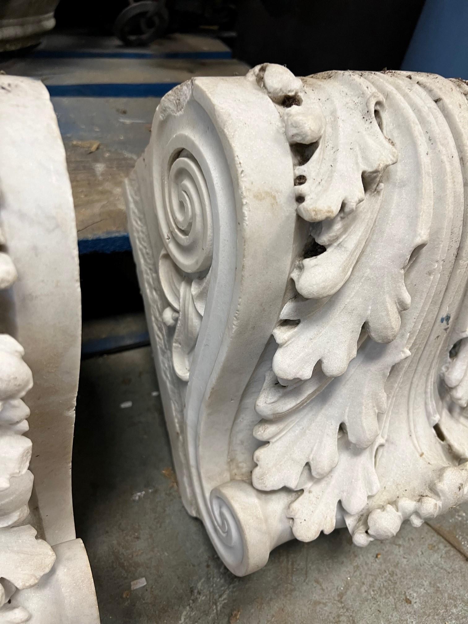 Paire de consoles en marbre sculpté du début du 20e siècle     en vente 4