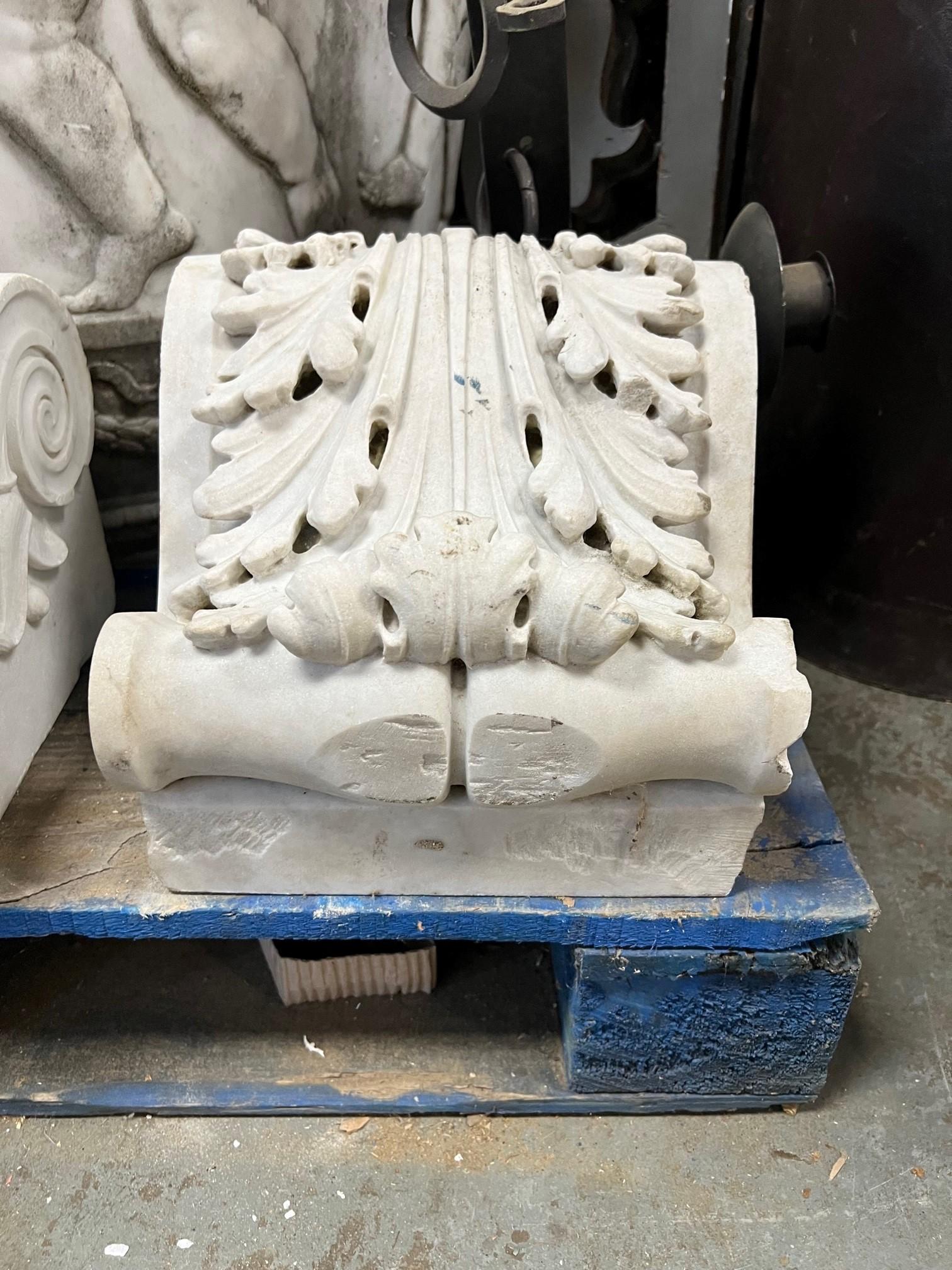 Paire de consoles en marbre sculpté du début du 20e siècle     en vente 6
