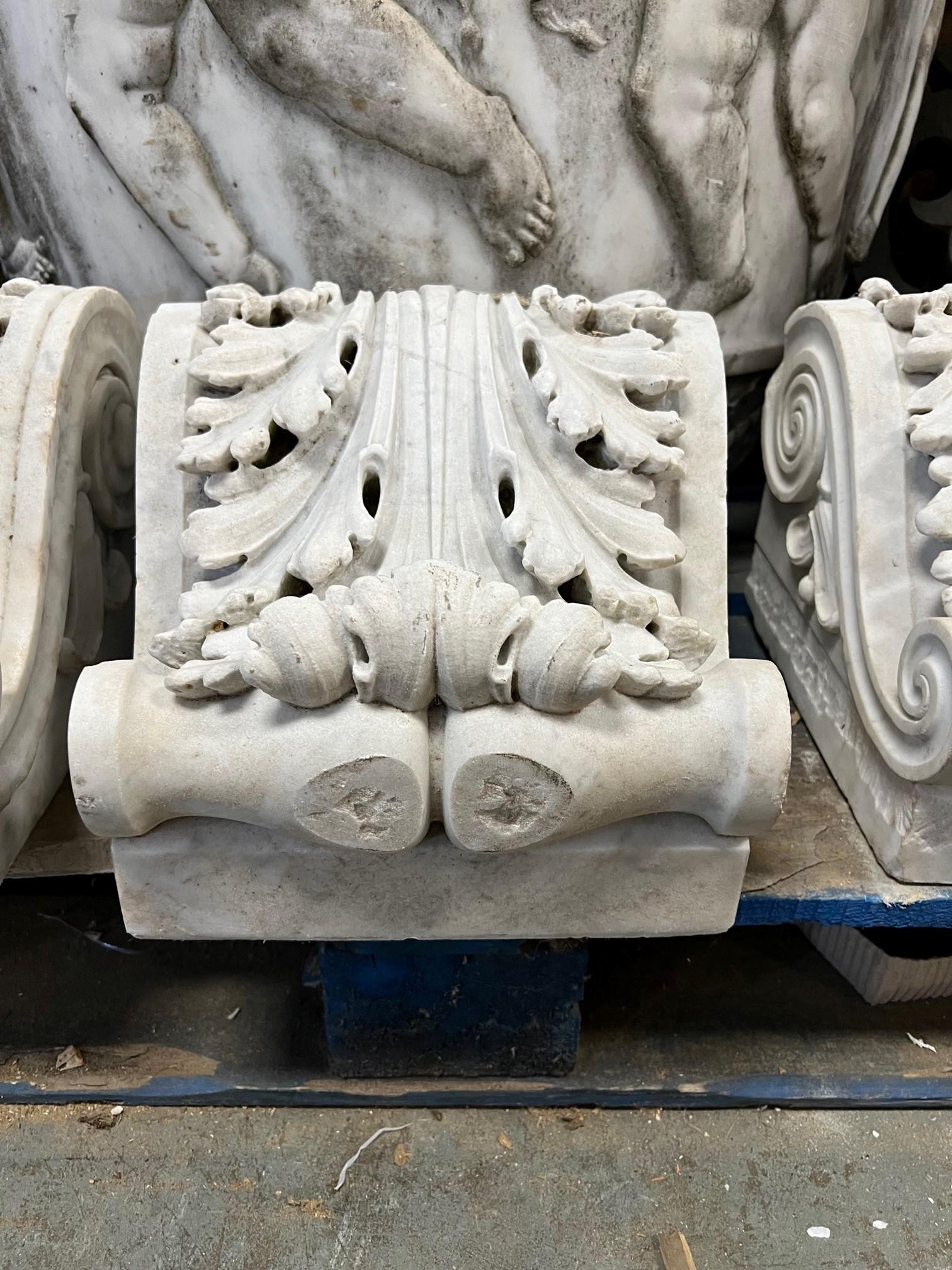 Paire de consoles en marbre sculpté du début du 20e siècle     en vente 7
