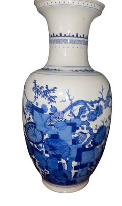 Early 20th Century Pair of Chinese Blue and White Porcelain Urns