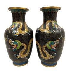 Paar chinesische Cloisonné-Emaille-D Drachenvasen aus dem frühen 20. Jahrhundert