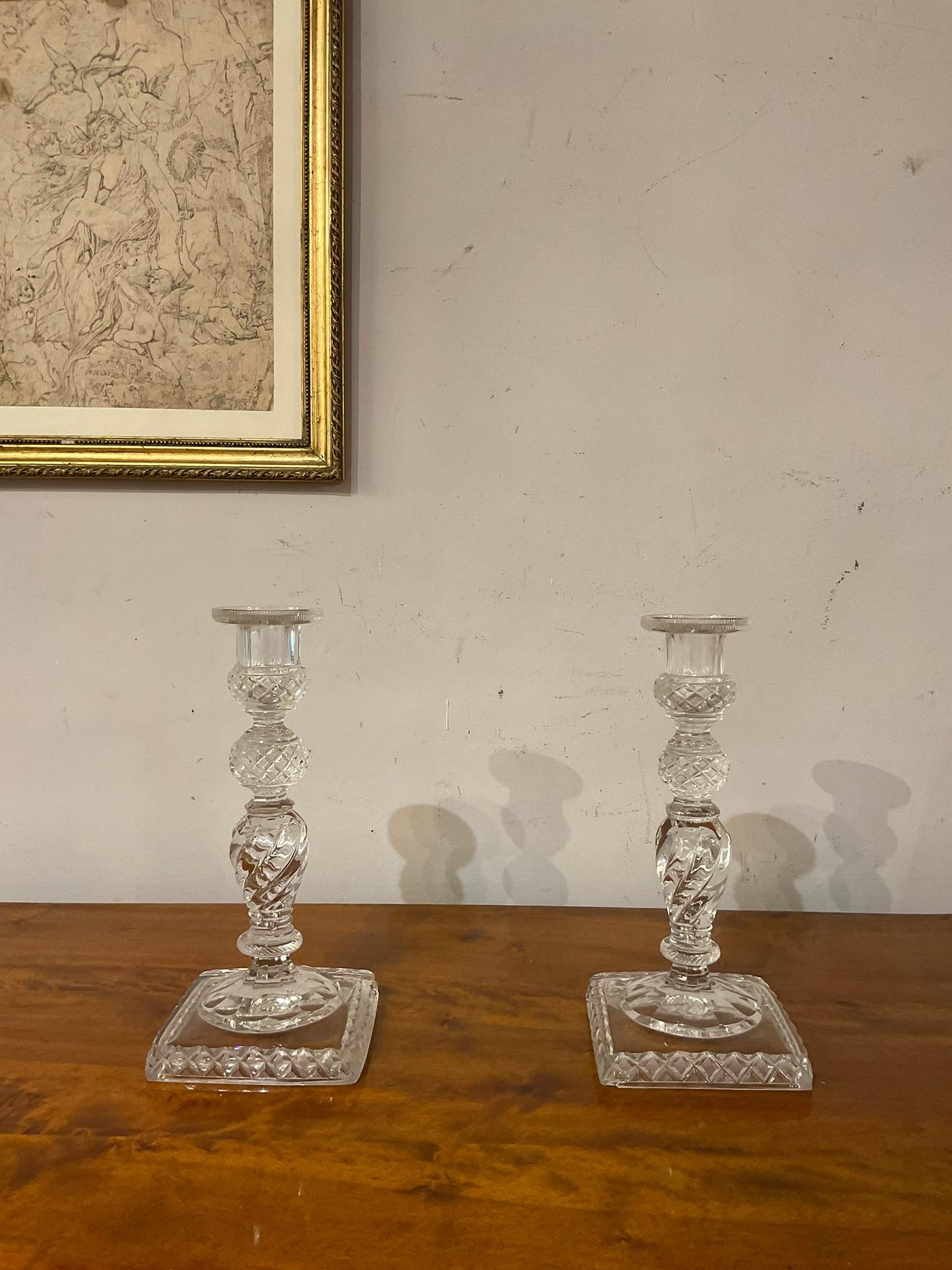 Espléndidos candelabros de cristal tallado, compuestos por una base cuadrada y refinadas decoraciones geométricas. La artesanía de alta calidad se remonta a principios del siglo XX en Italia. Las delicadas decoraciones geométricas y retorcidas