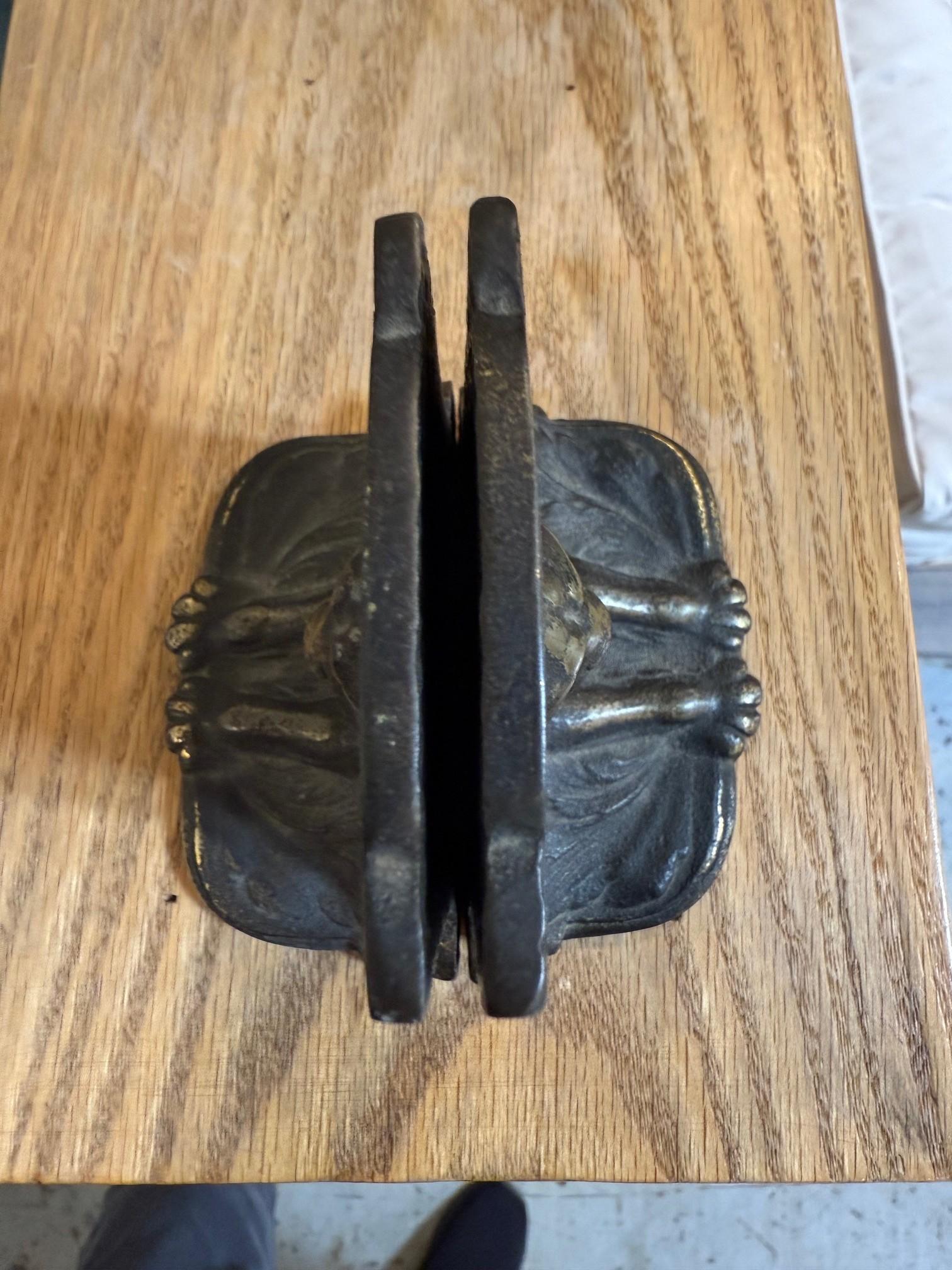 Coppia di reggilibri con testa e zampe di leone figurate dei primi del Novecento in vendita 6