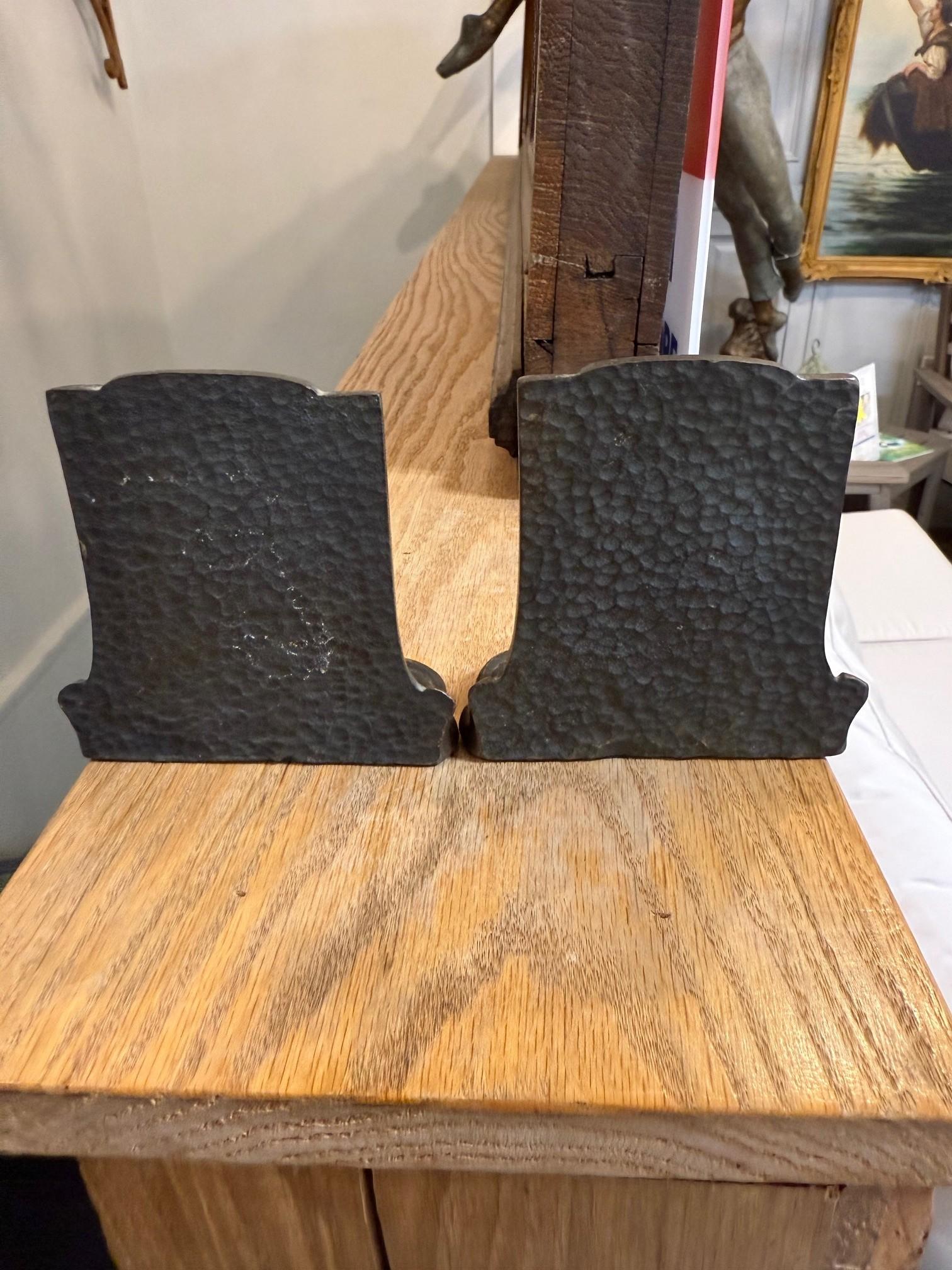 Coppia di reggilibri con testa e zampe di leone figurate dei primi del Novecento in vendita 7