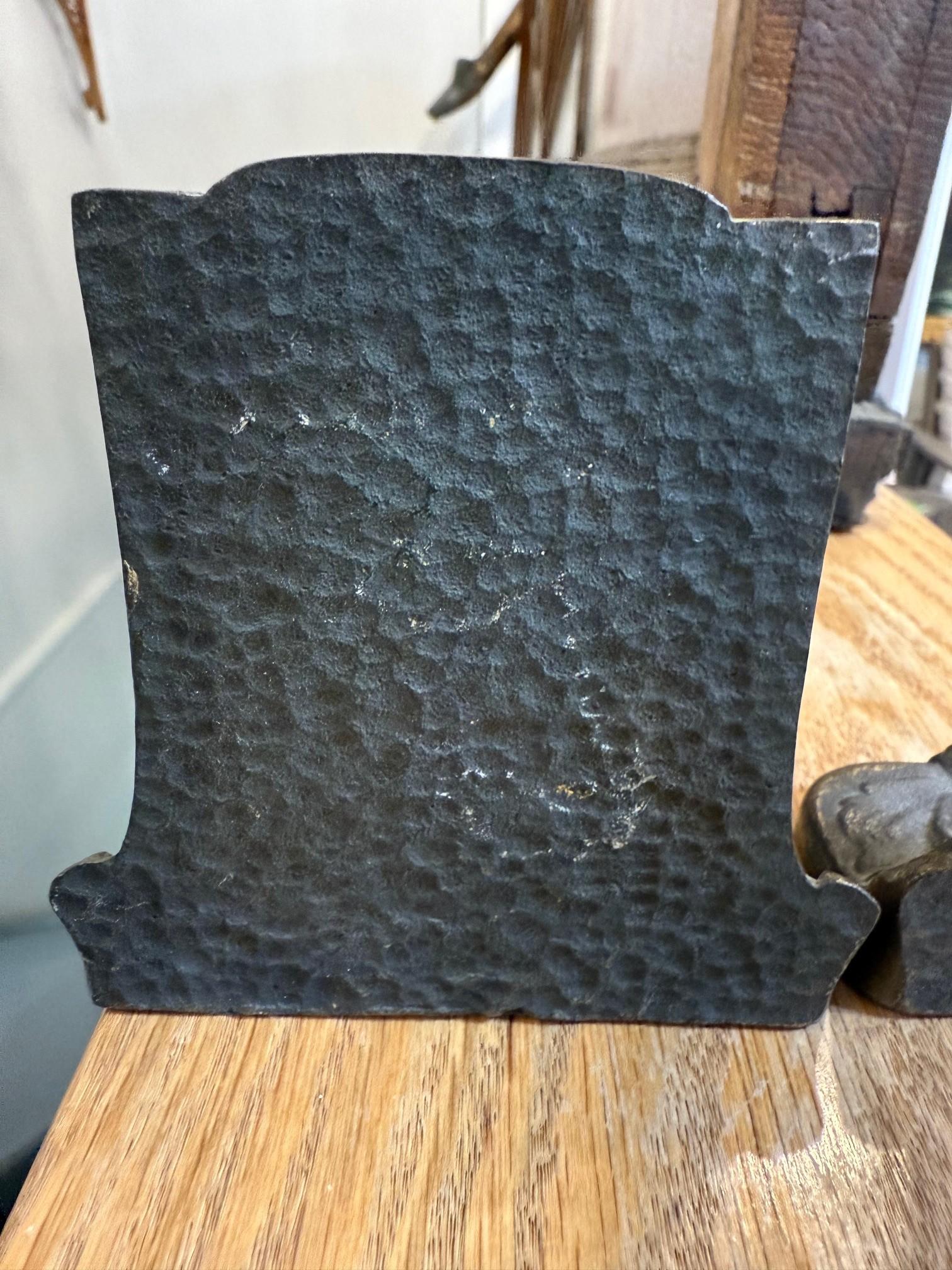 Coppia di reggilibri con testa e zampe di leone figurate dei primi del Novecento in vendita 8