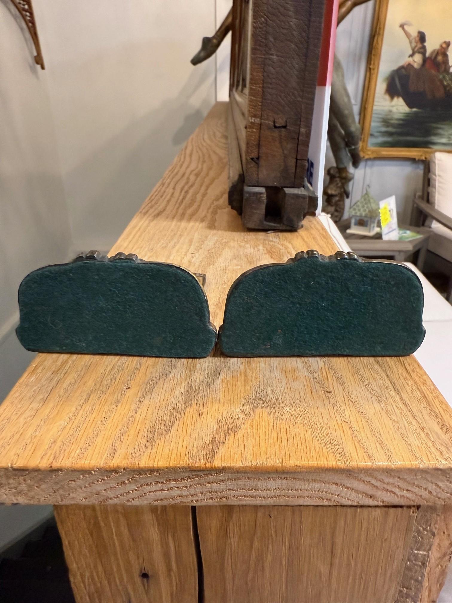 Coppia di reggilibri con testa e zampe di leone figurate dei primi del Novecento in vendita 10