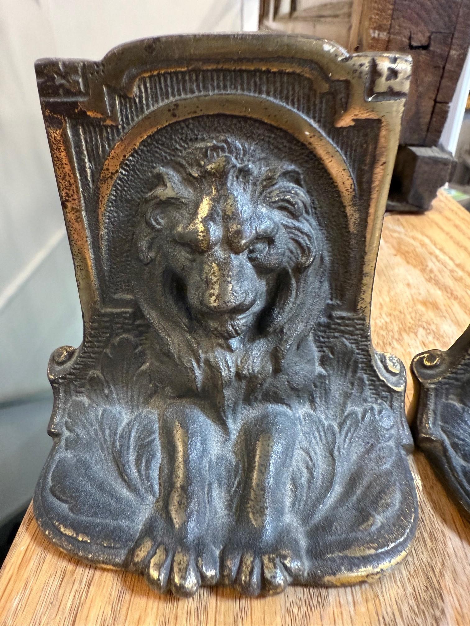 Coppia di fermalibri con testa e zampe di leone figurate dei primi del Novecento. Si tratta di una bella coppia di fermalibri a forma di leone tridimensionale. La coppia risale agli anni '30 e raffigura leoni figurati che sporgono la testa e le