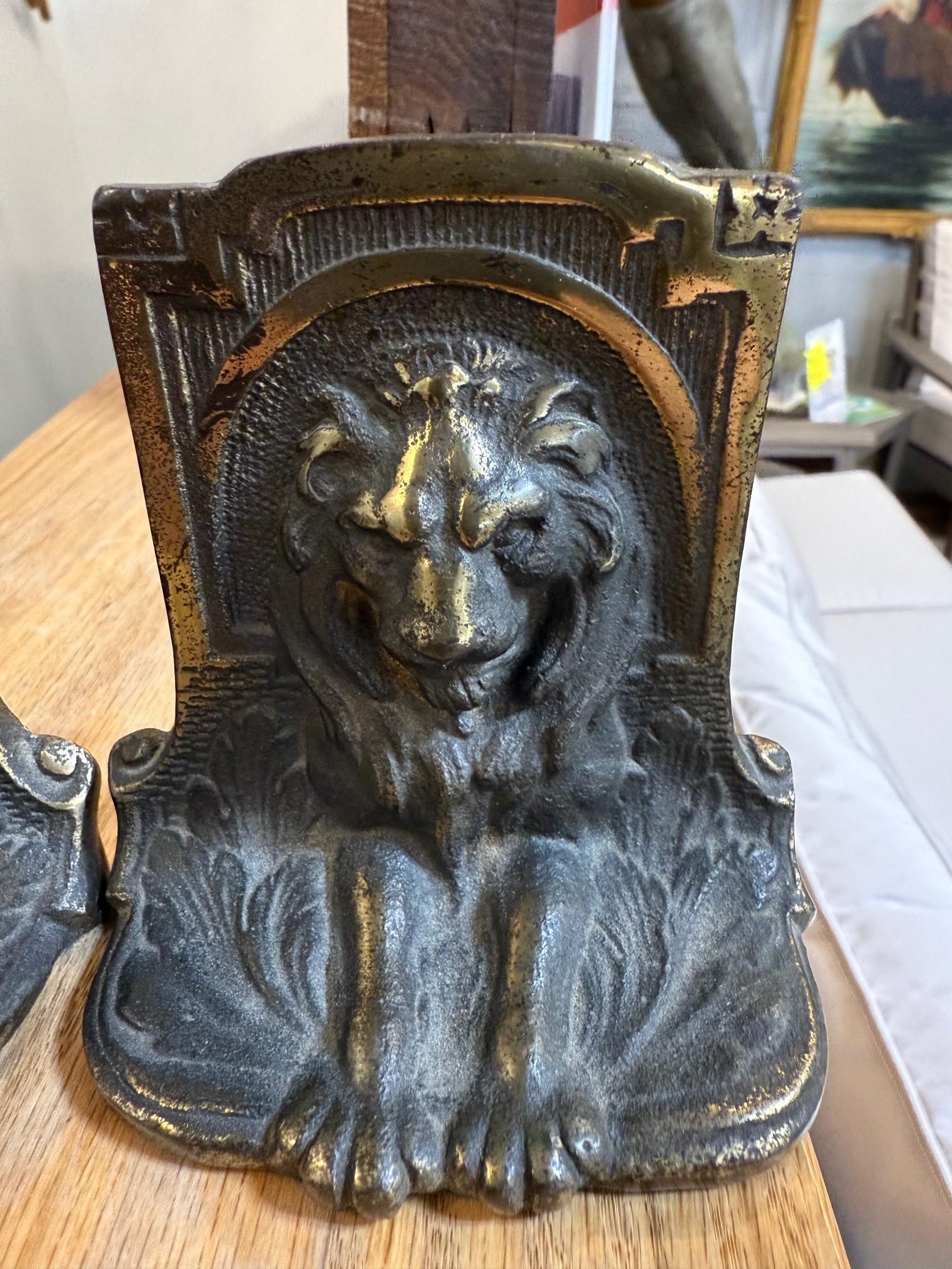 Calco Coppia di reggilibri con testa e zampe di leone figurate dei primi del Novecento in vendita