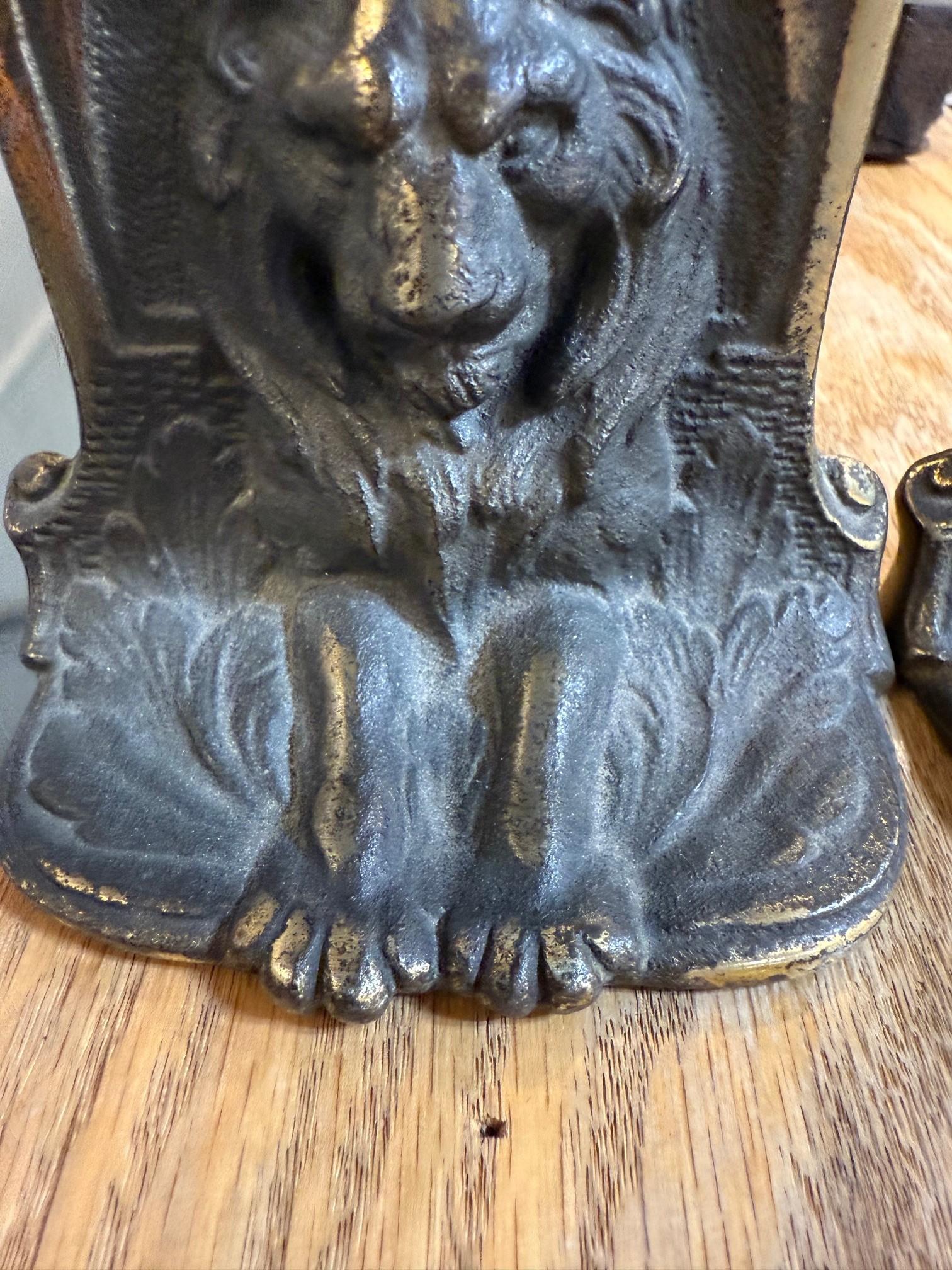 Coppia di reggilibri con testa e zampe di leone figurate dei primi del Novecento In condizioni buone in vendita a Stamford, CT